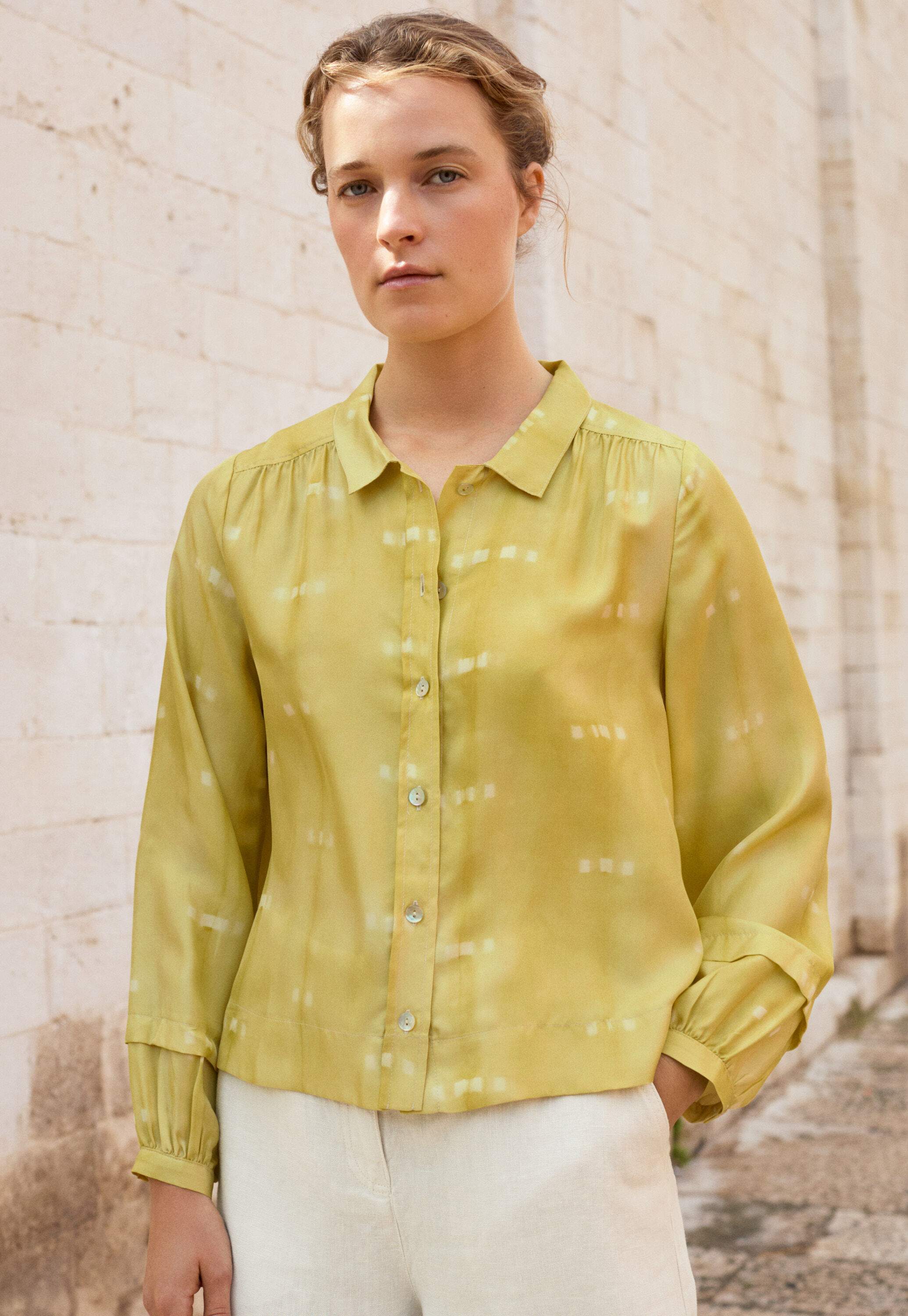 Bluse mit aufgesetzter Tasche