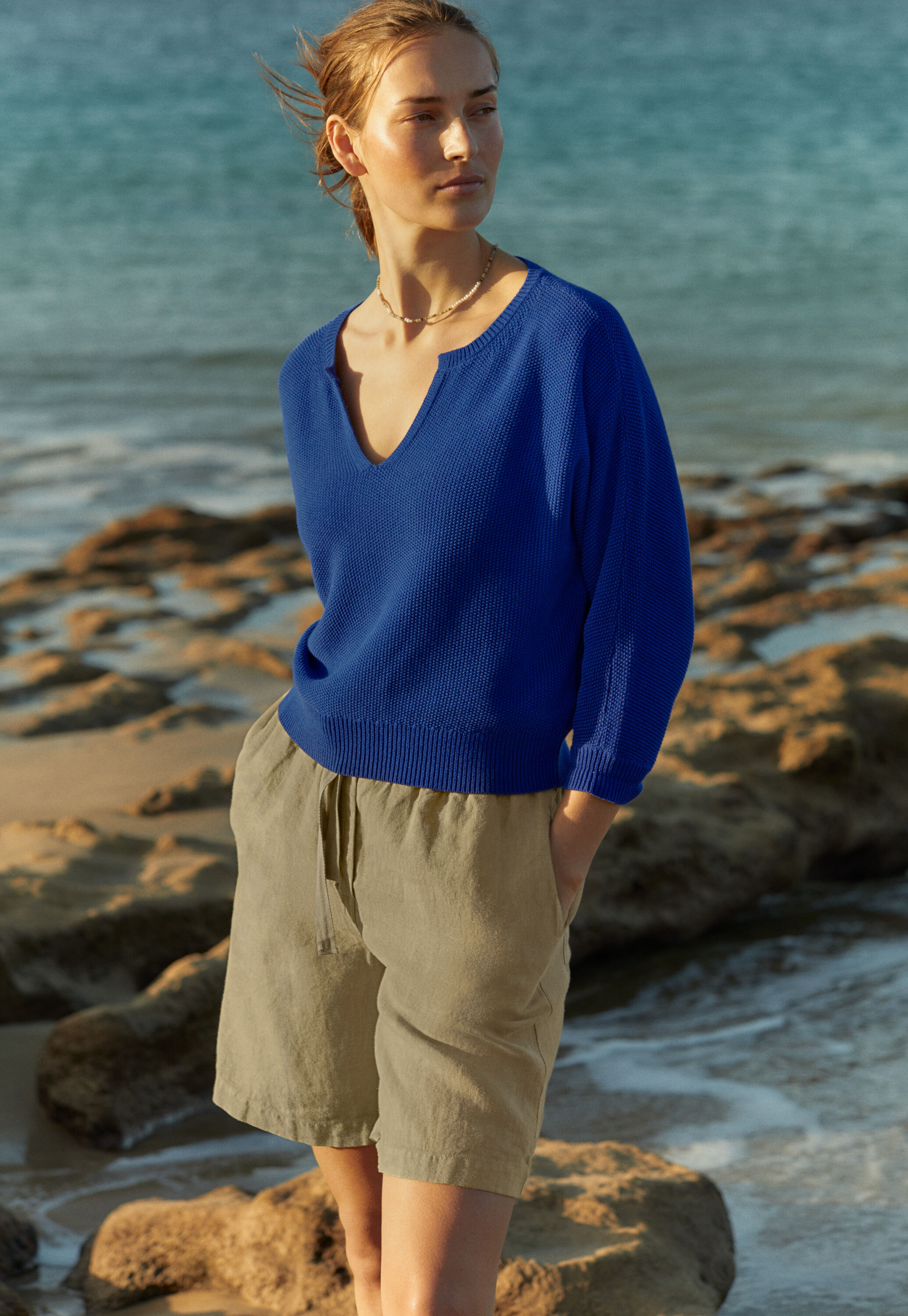 Pullover mit geschlitztem Ausschnitt