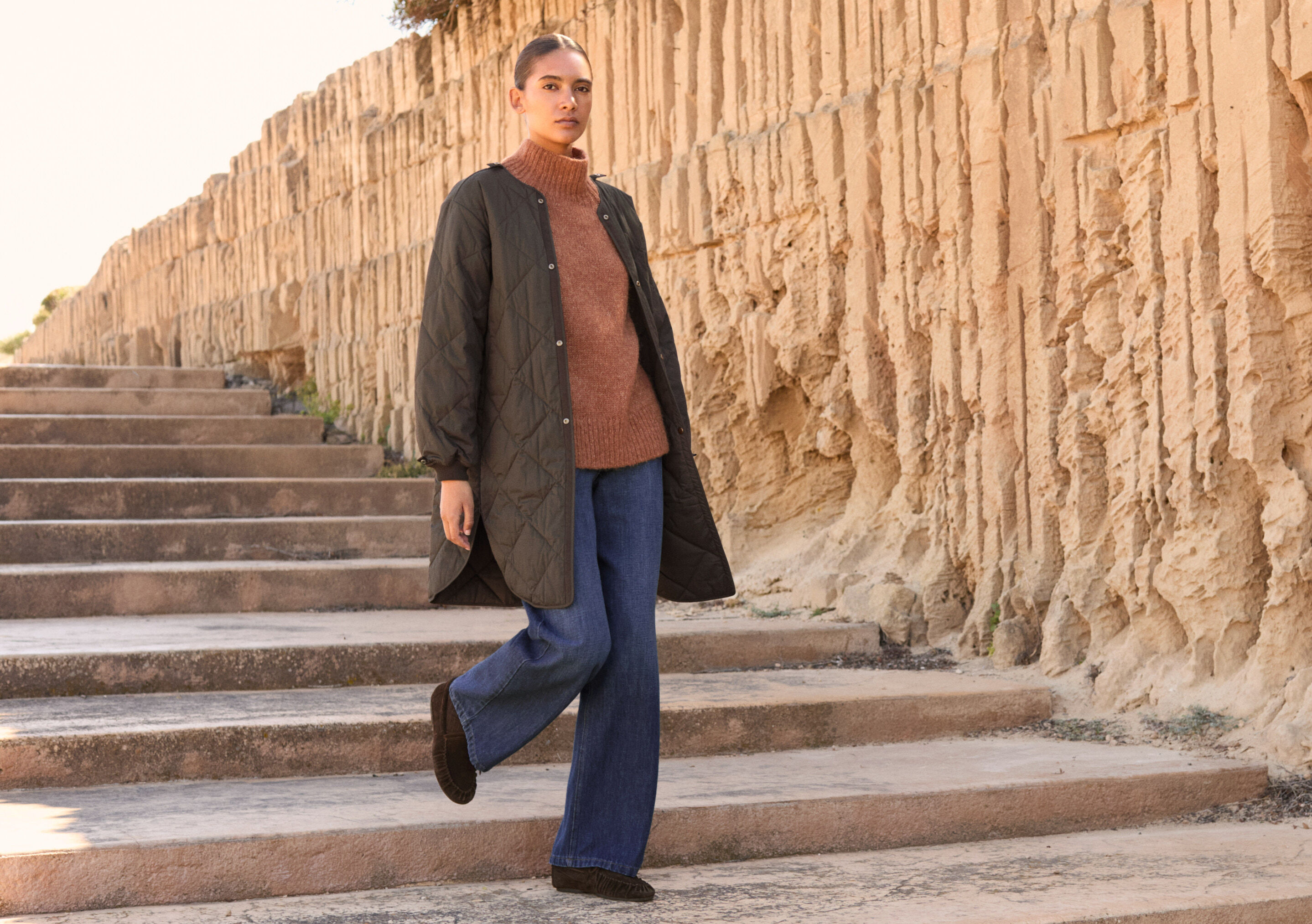 Raglanpullover mit Trichterkragen