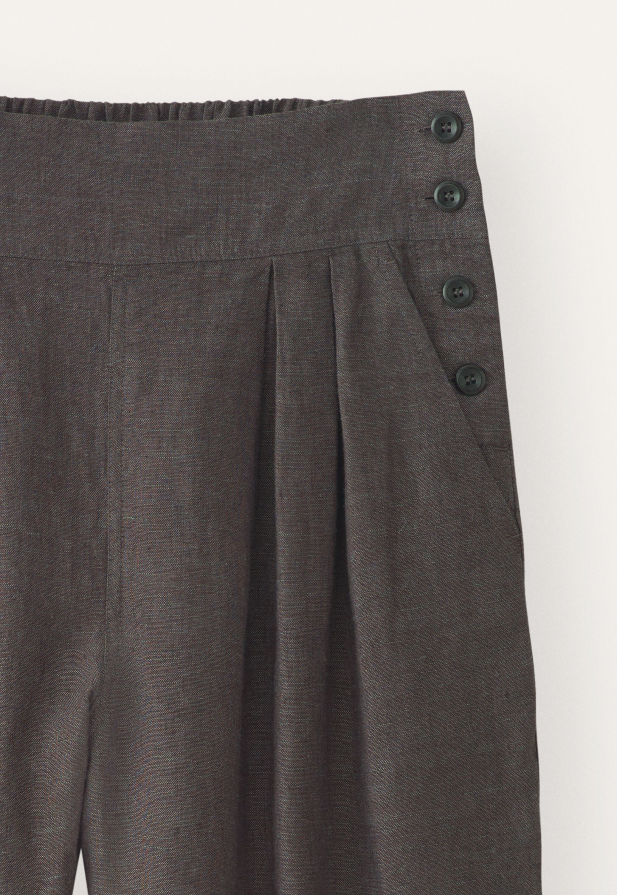 K&uuml;rzer geschnittene Bundfaltenhose