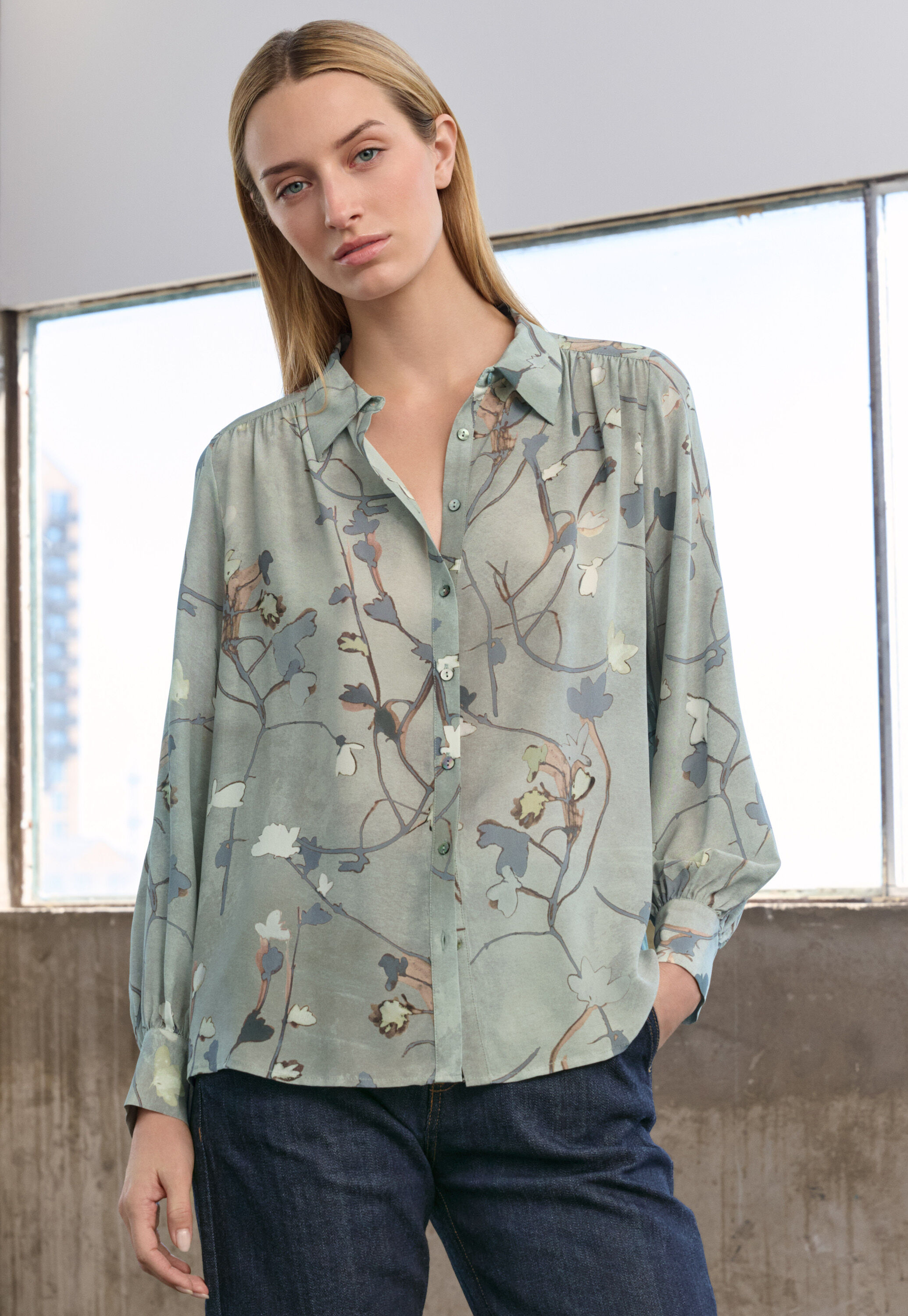 Bluse mit aufgesetzter Tasche