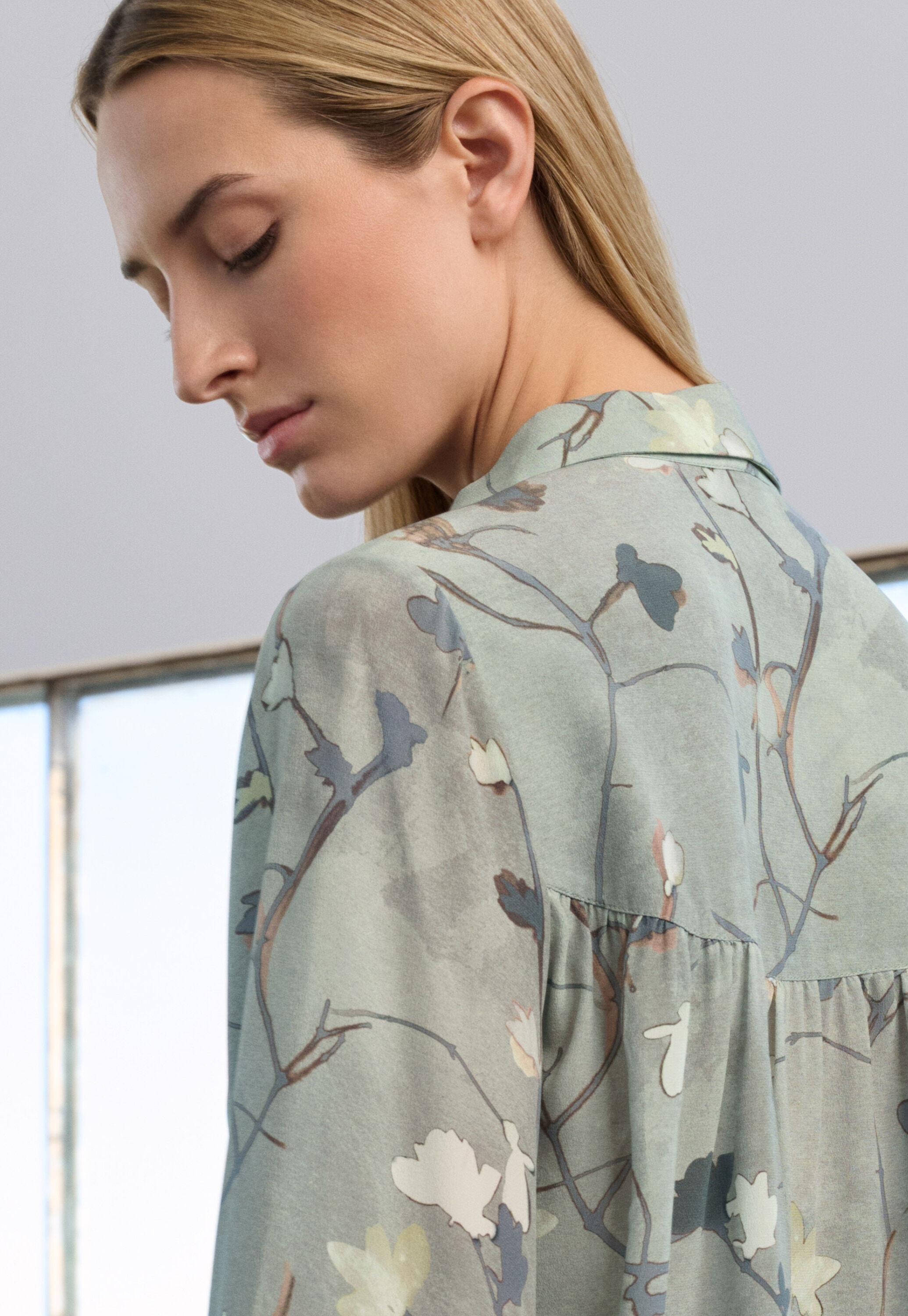 Bluse mit aufgesetzter Tasche