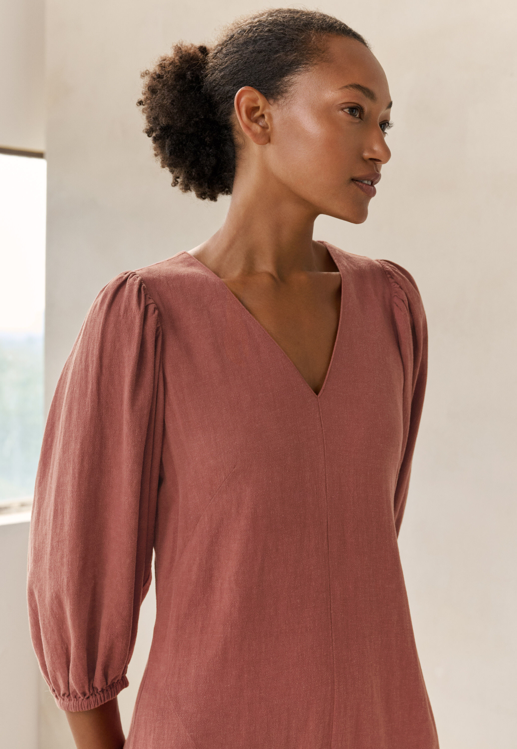 Langes Kleid mit V-Ausschnitt, Rouge, large