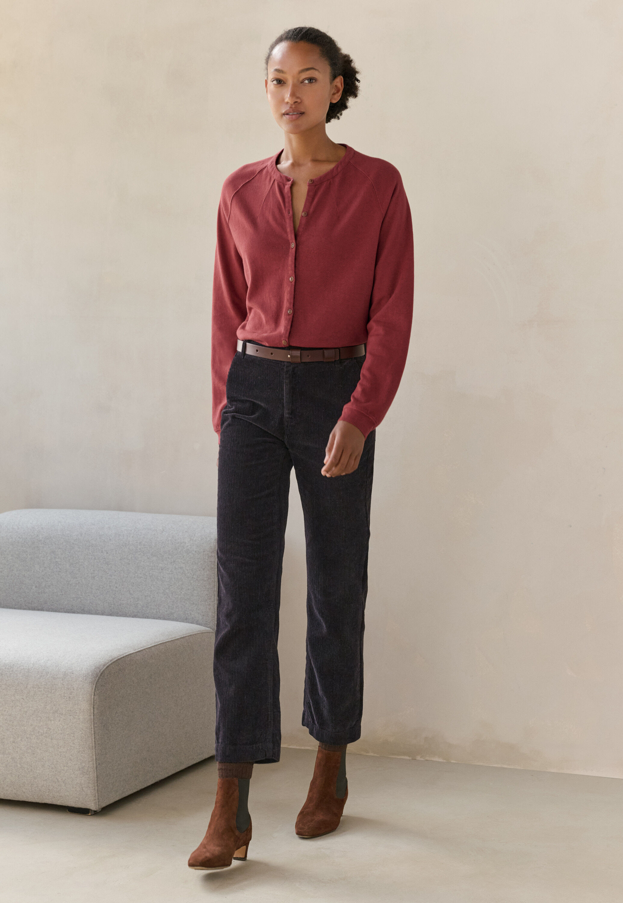 Schmale, k&uuml;rzere Hose, Braun/Kohlschwarz, large