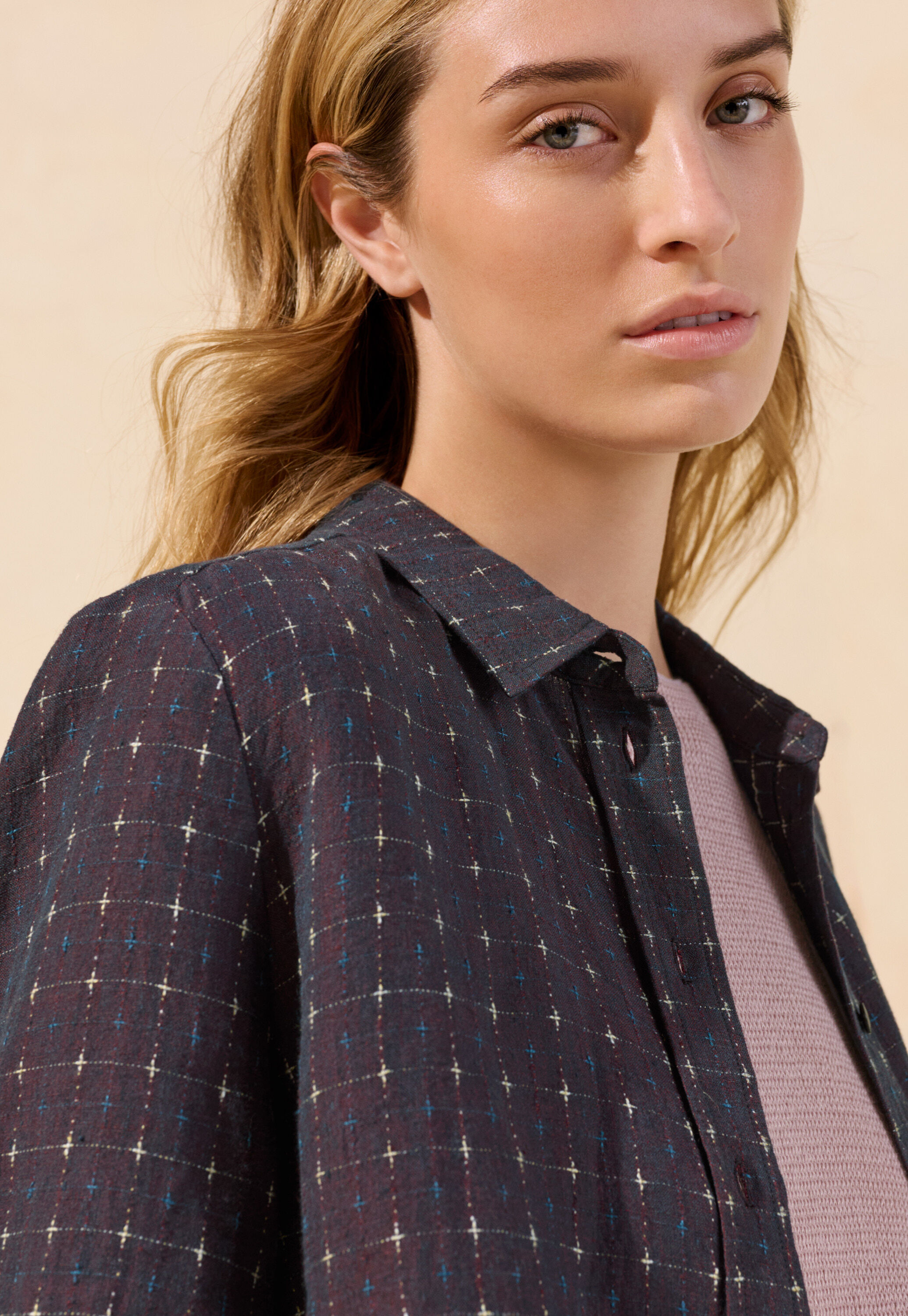 Bluse mit eingewebtem Kreuzmuster