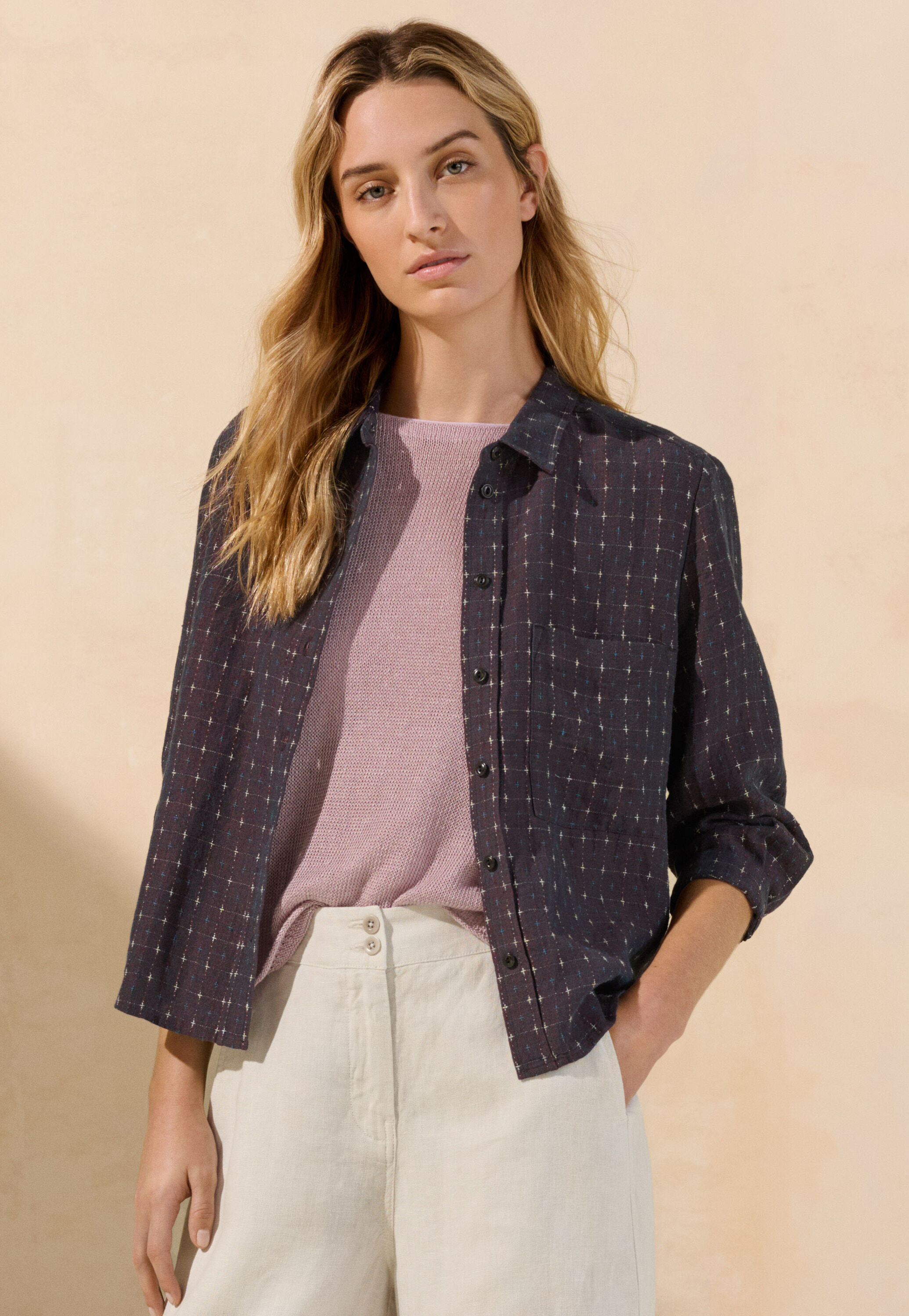 Bluse mit eingewebtem Kreuzmuster