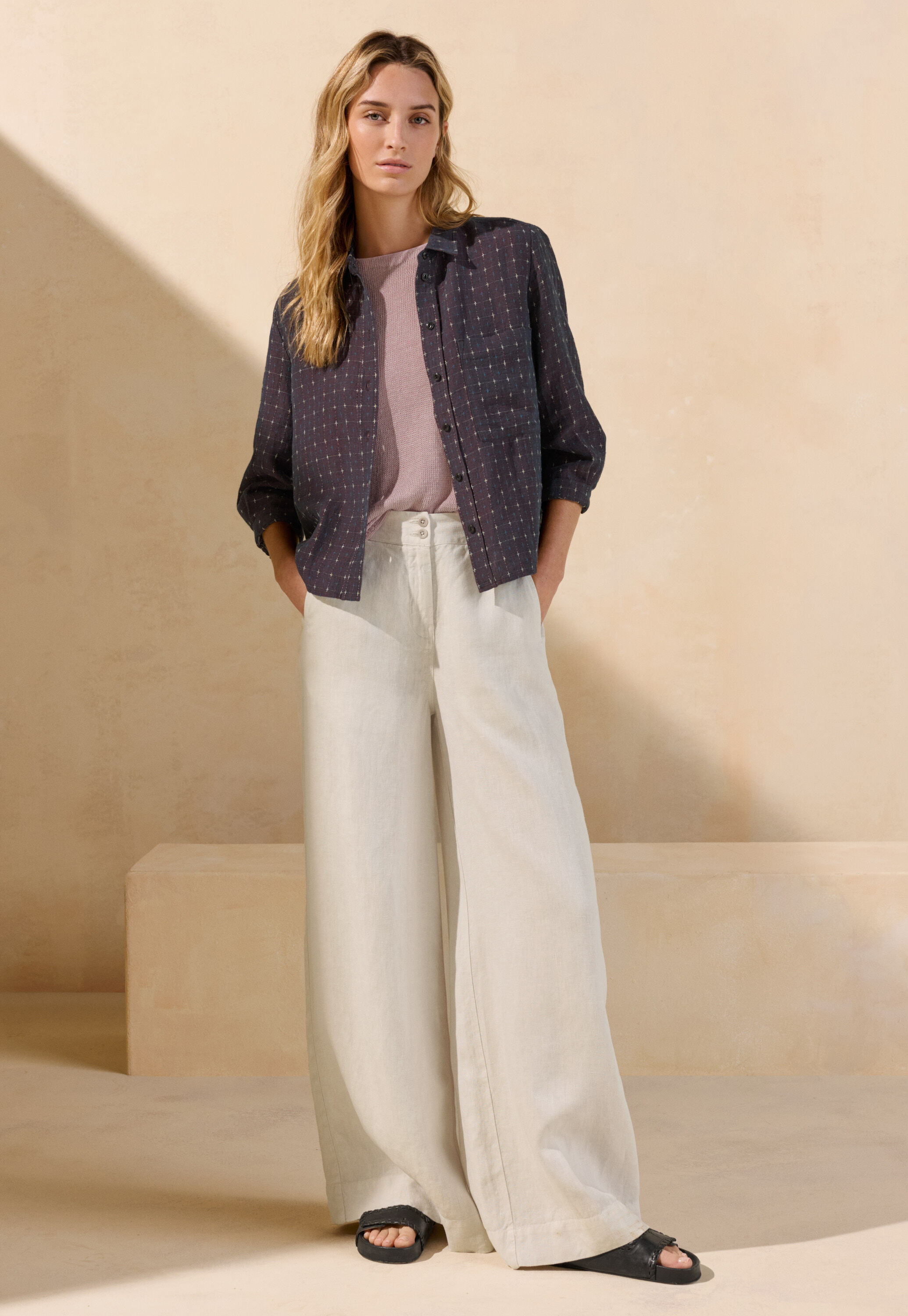Bluse mit eingewebtem Kreuzmuster