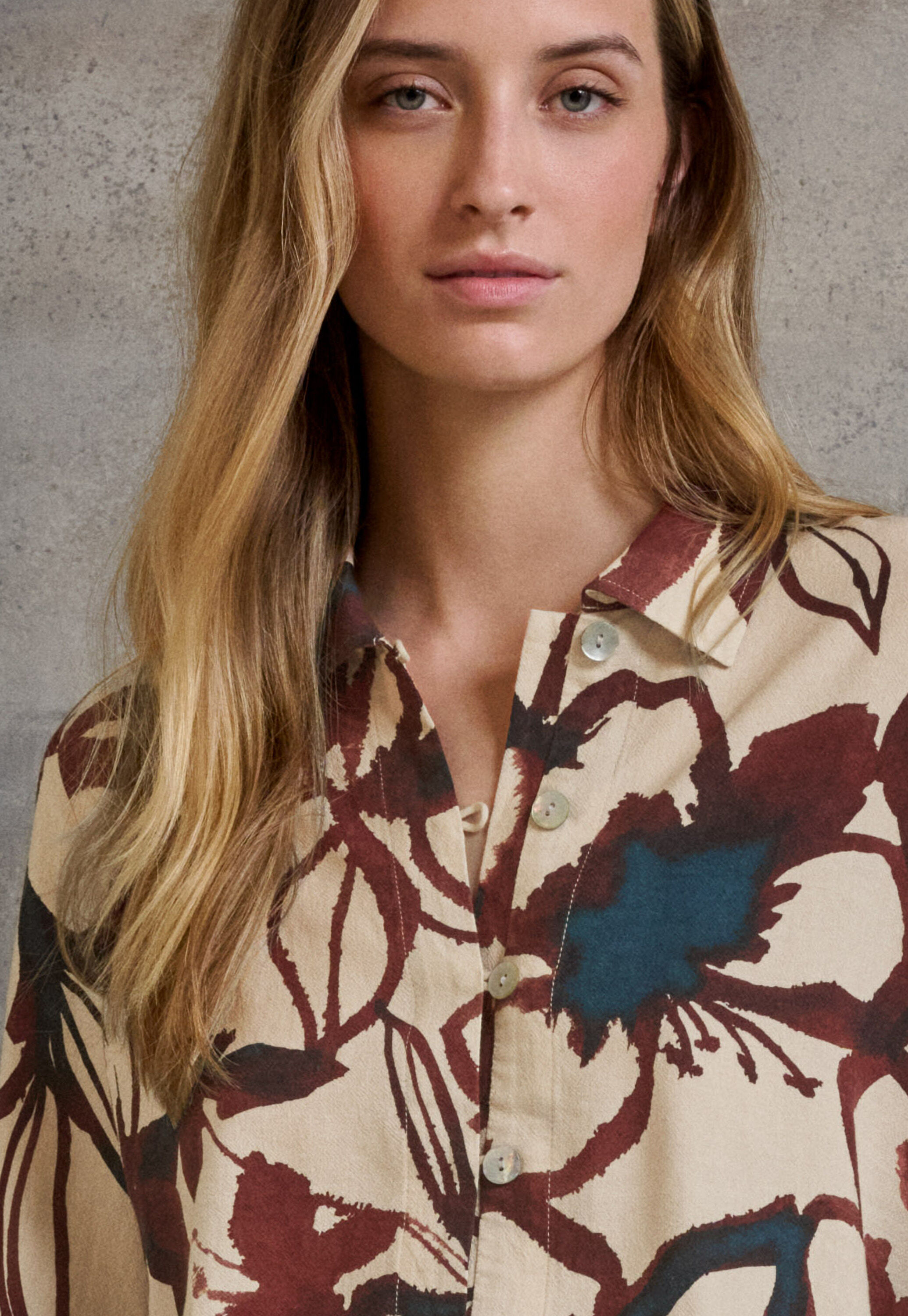 Bluse mit geschwungenen &Auml;rmeln