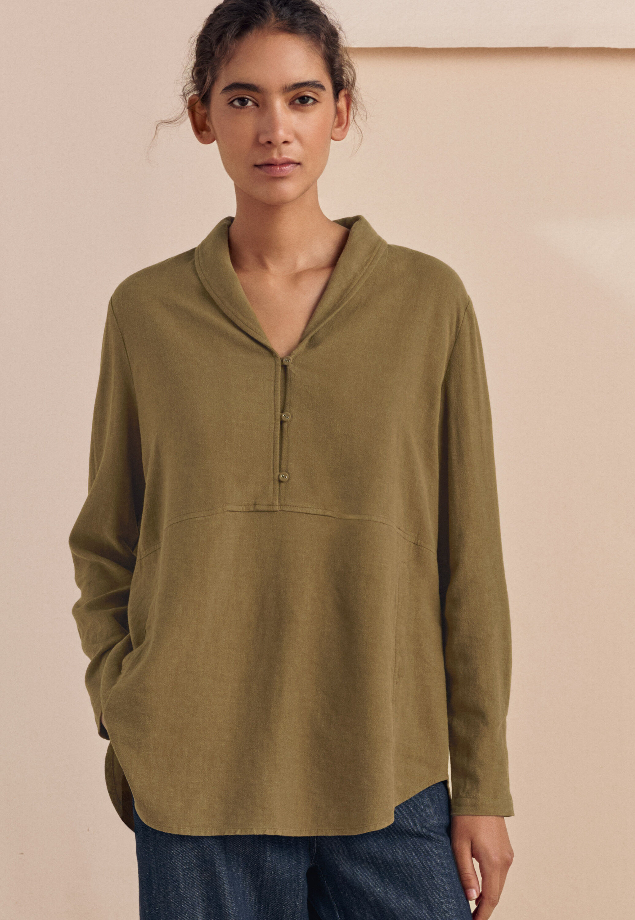 Bluse mit geschwungenen &Auml;rmeln