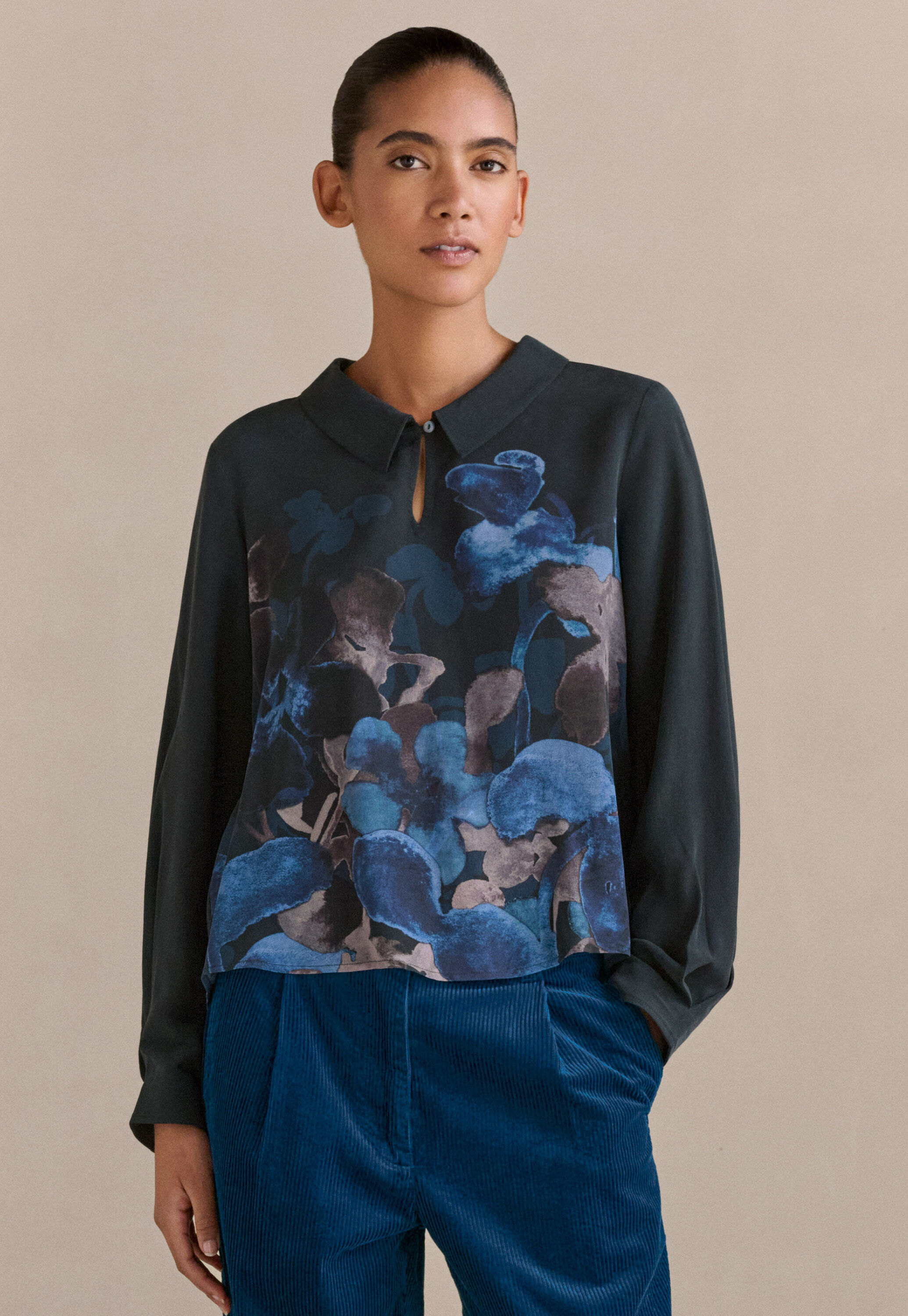 Bluse mit aufgesetzter Tasche