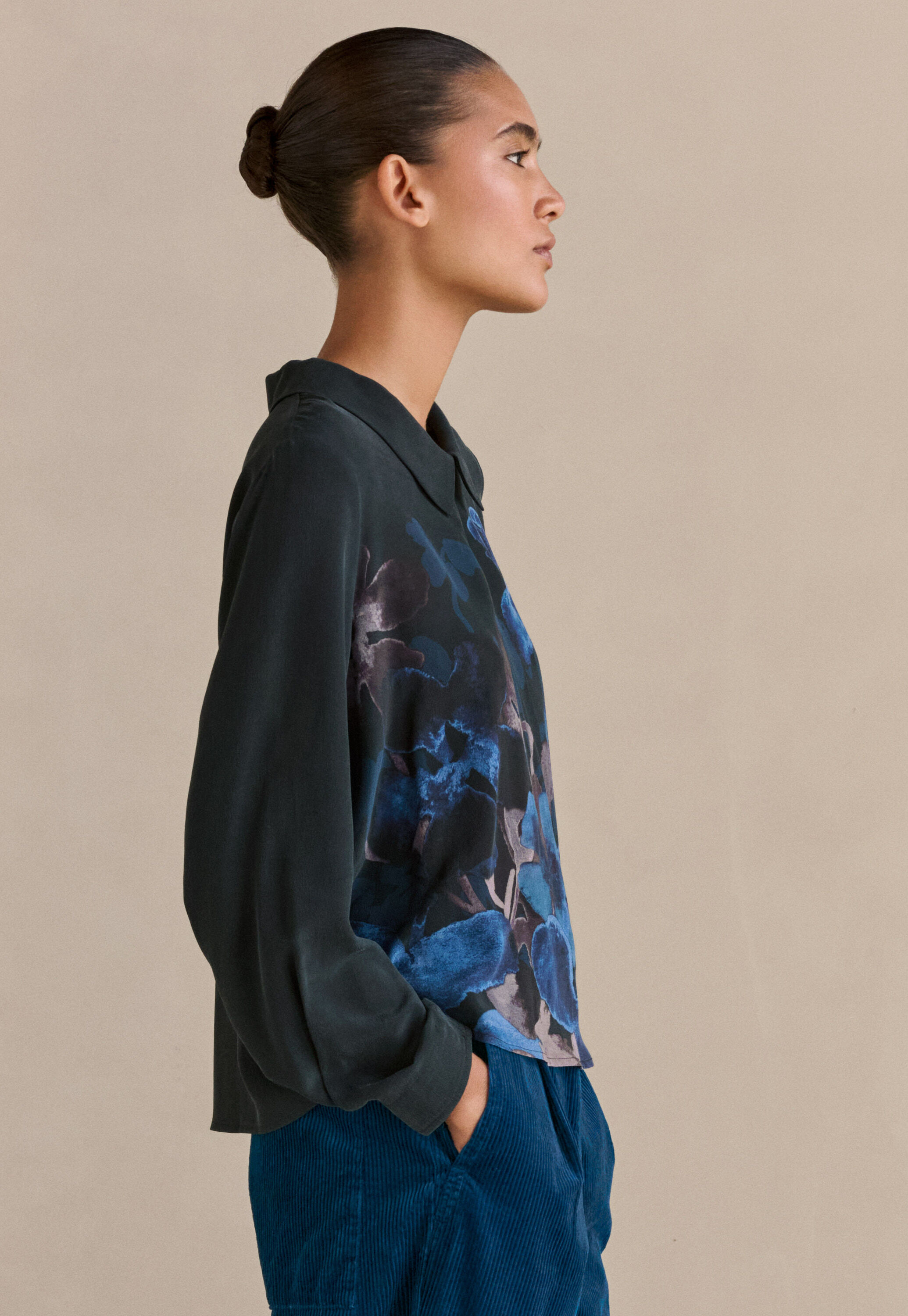 Bluse mit aufgesetzter Tasche