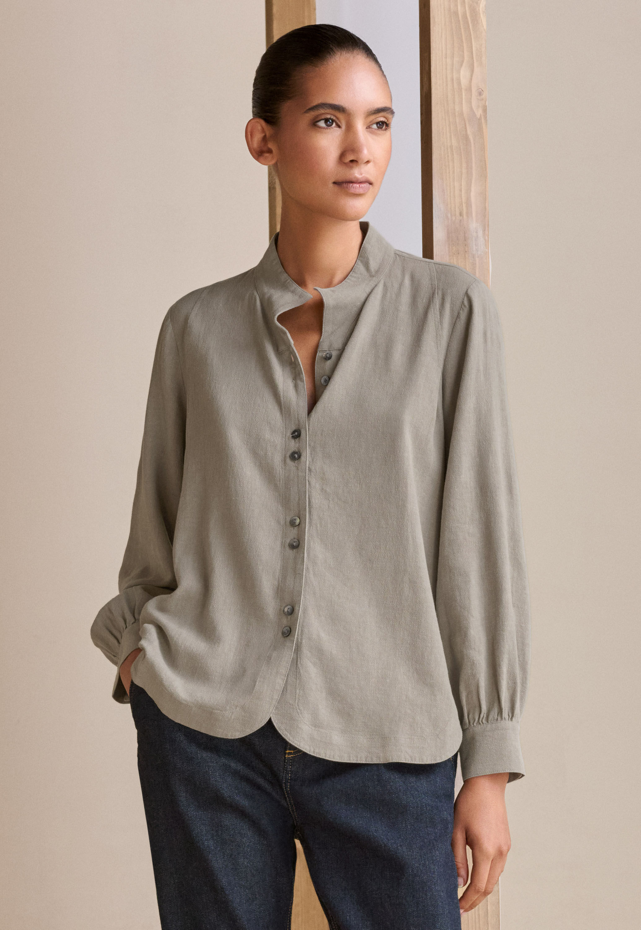 Bluse mit Trichterkragen