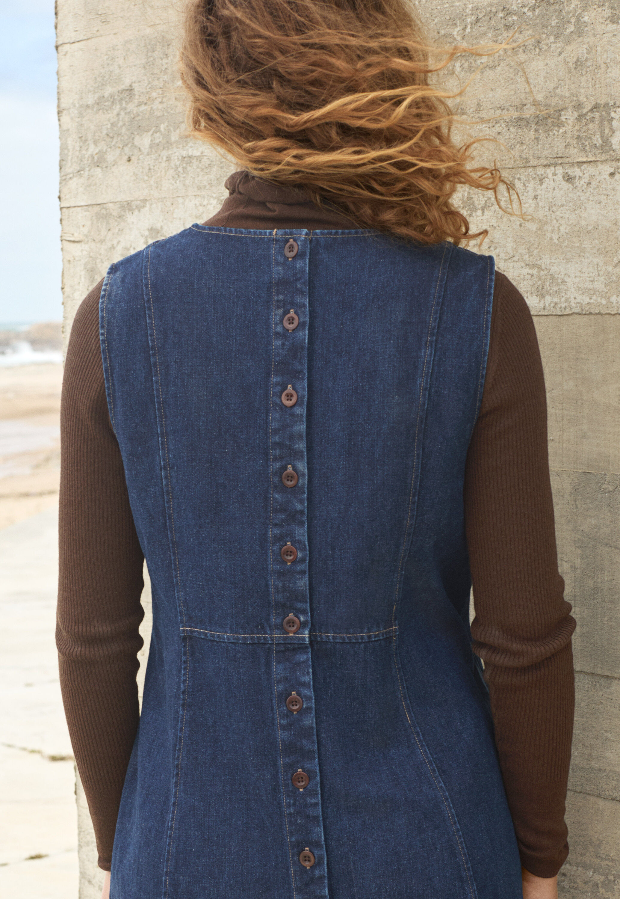 Indigo-gef&auml;rbtes Kleid mit Eins&auml;tzen