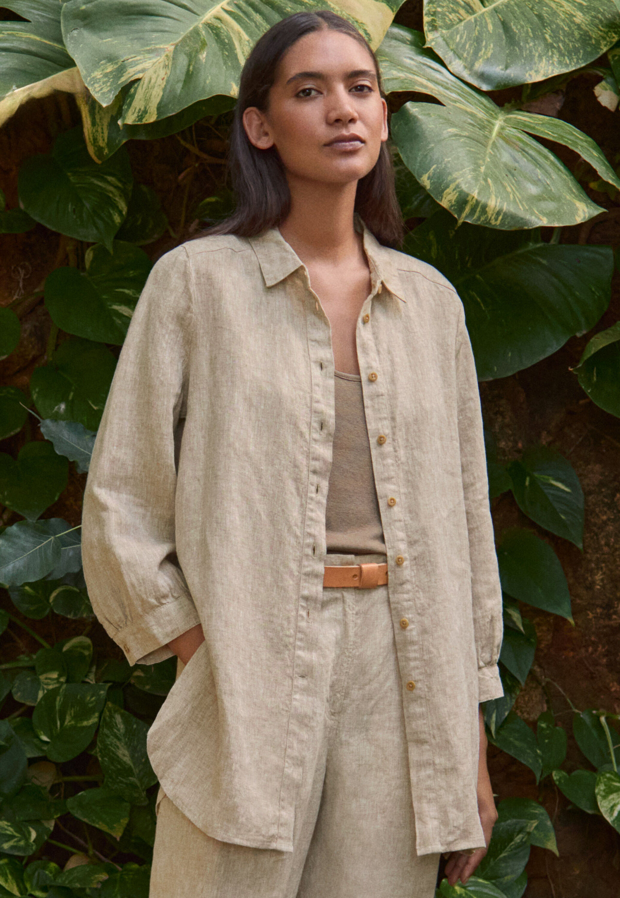 Bluse mit tiefen Seitenschlitzen