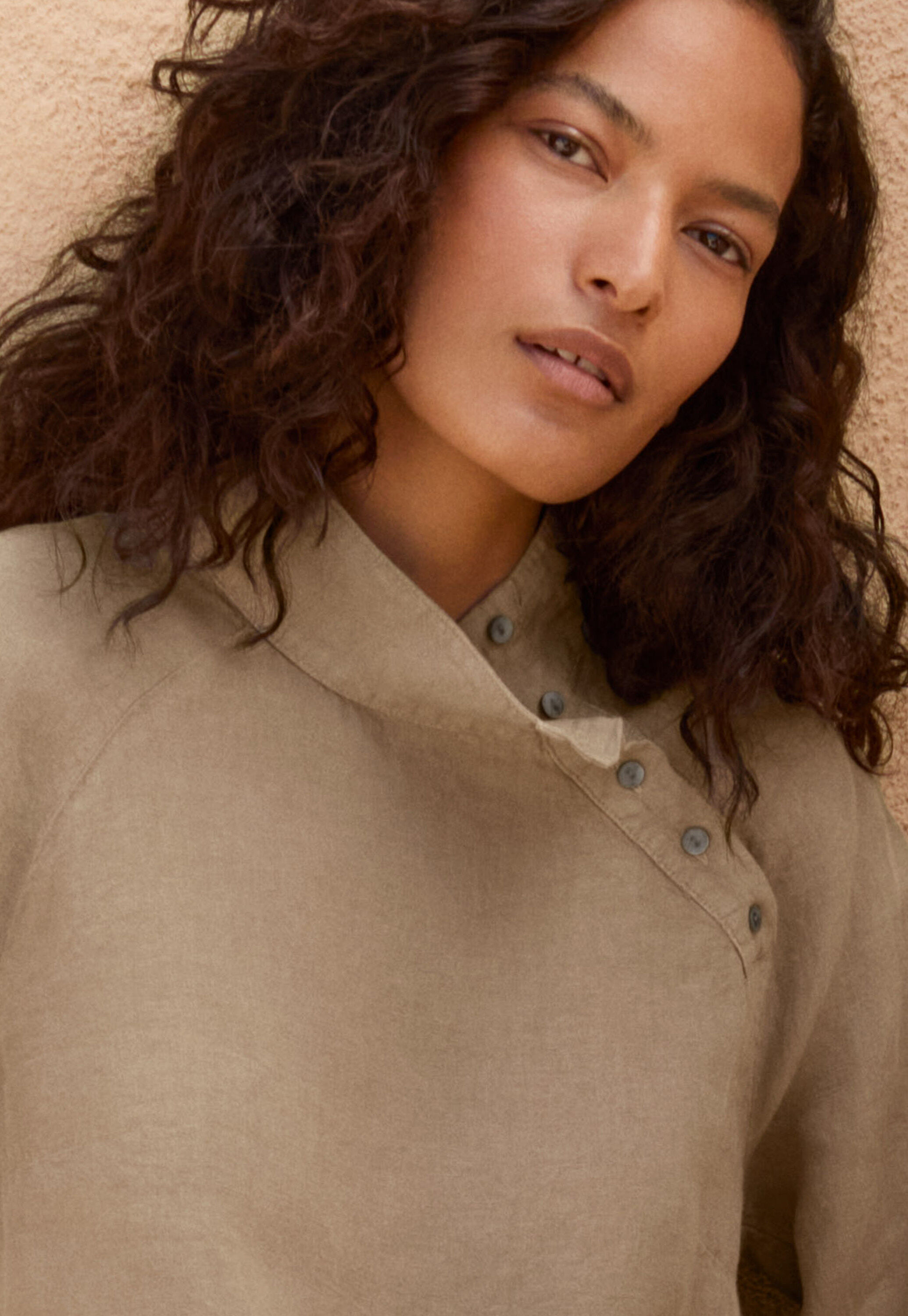 Bluse mit Trichterkragen