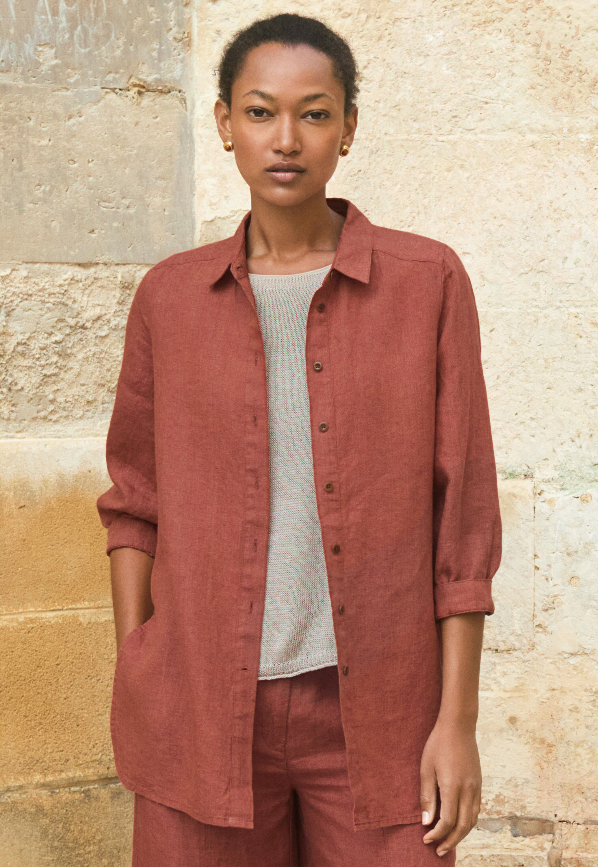 Bluse mit tiefen Seitenschlitzen