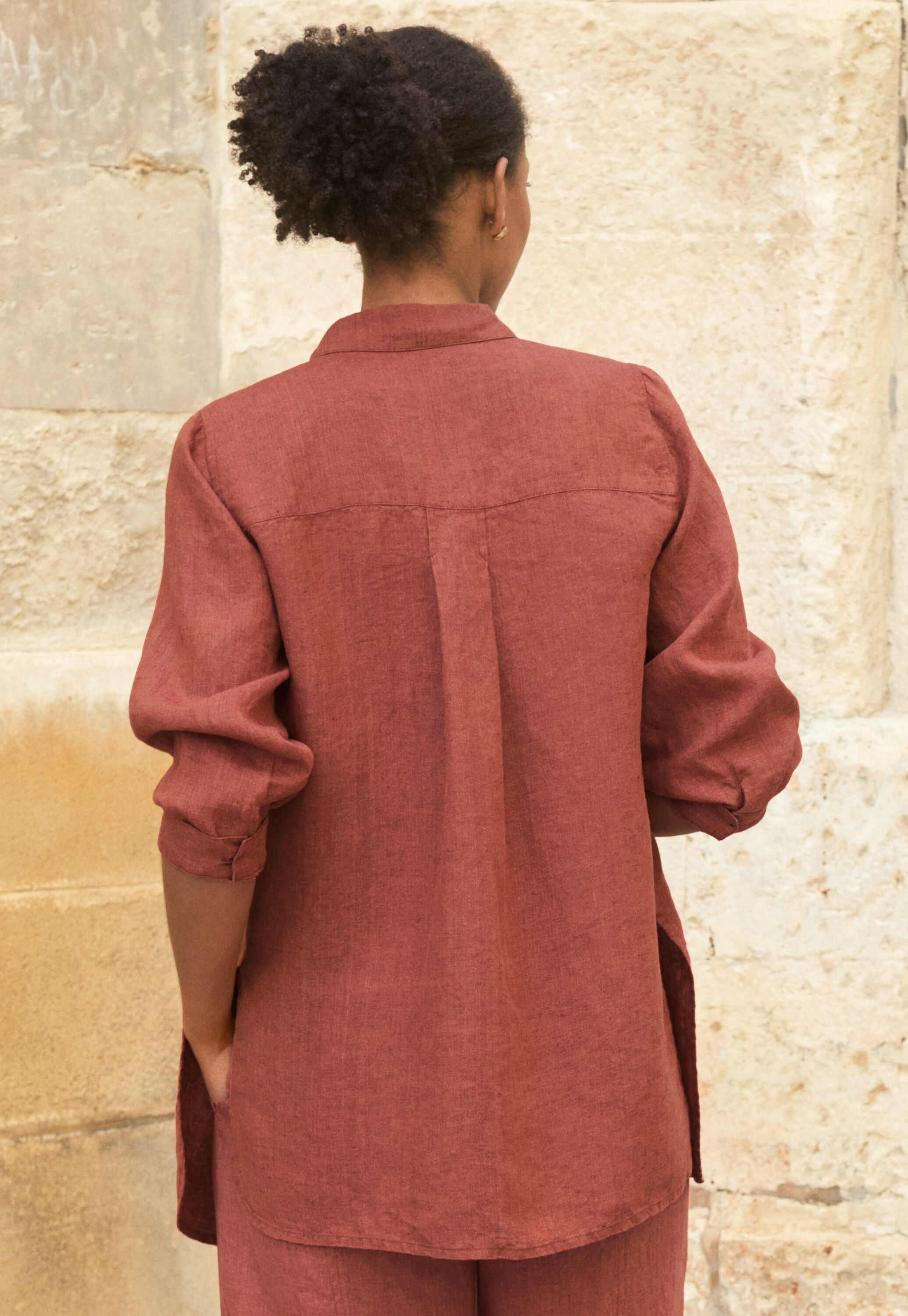 Bluse mit tiefen Seitenschlitzen