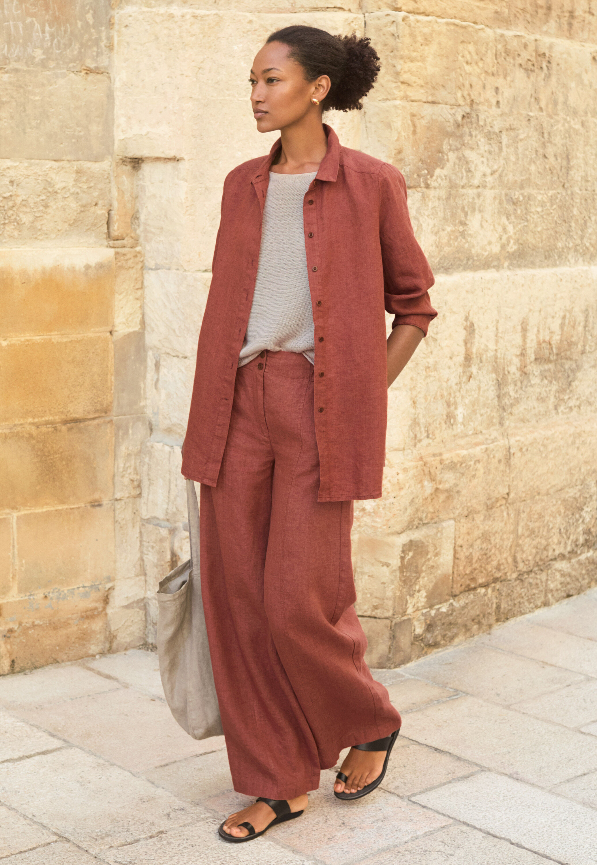 Bluse mit tiefen Seitenschlitzen