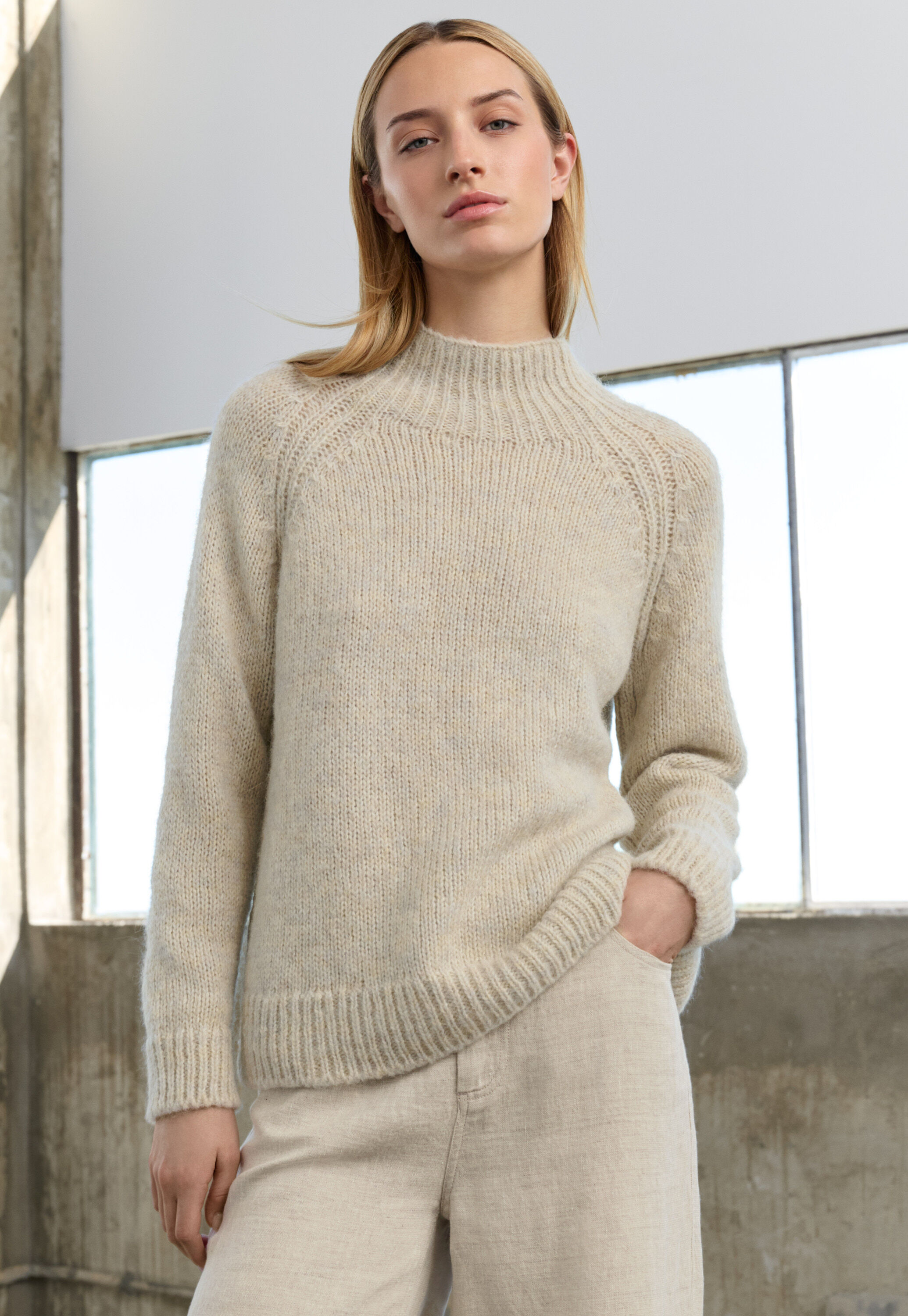 Raglanpullover mit Trichterkragen