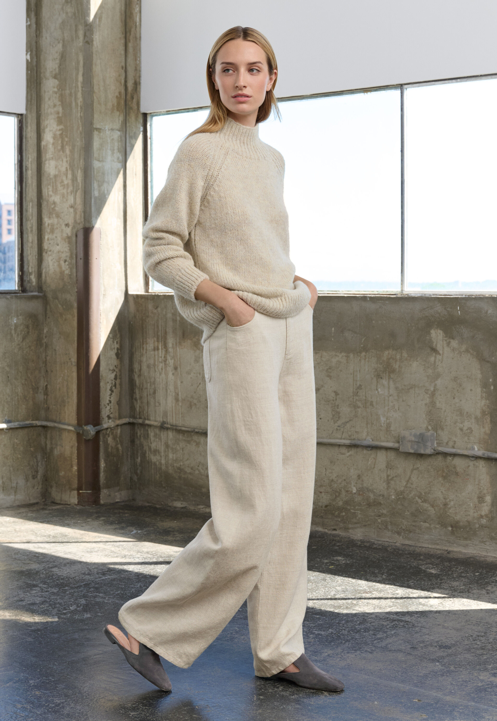 Raglanpullover mit Trichterkragen