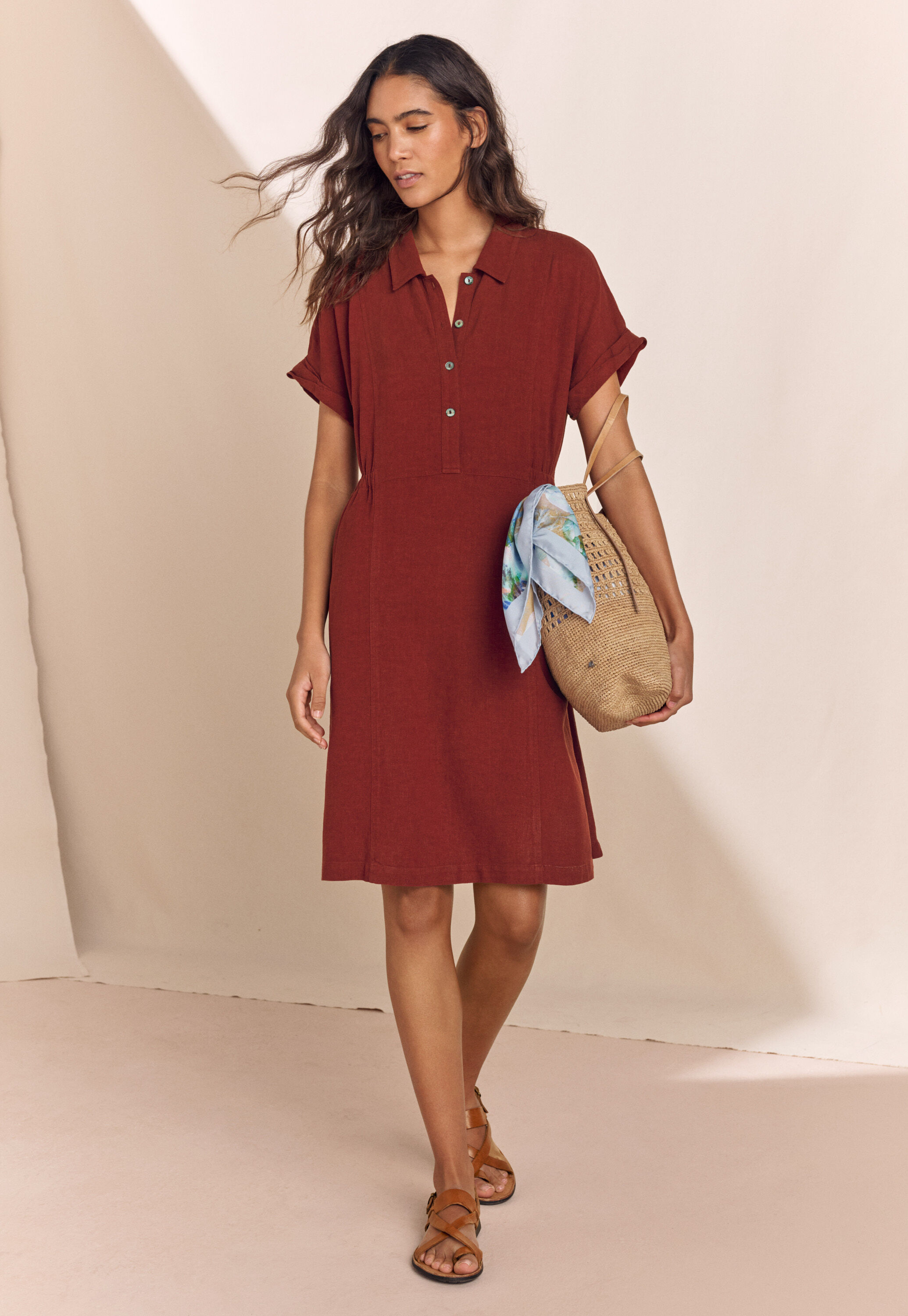 Kurzes Kleid mit Kragen