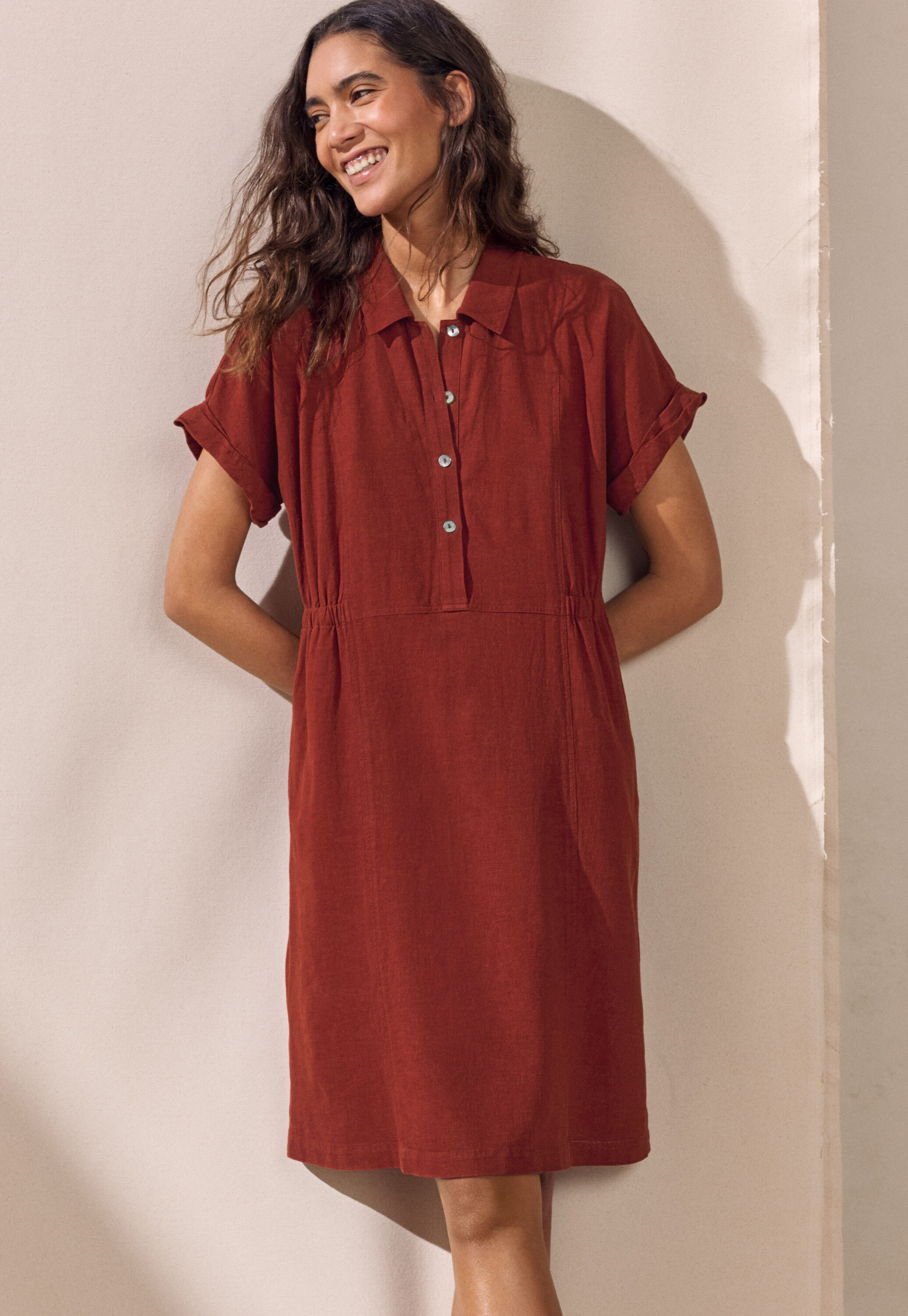 Kurzes Kleid mit Kragen