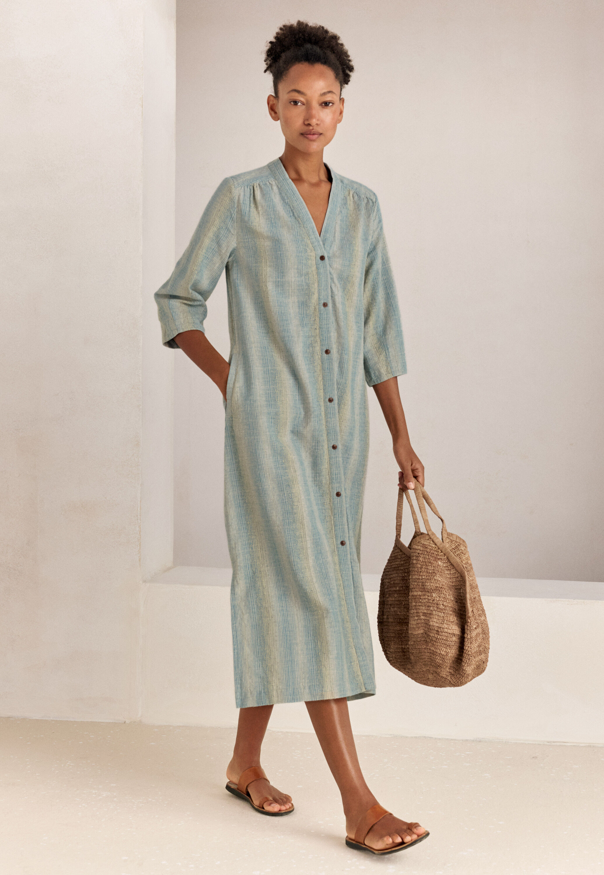Indigo-gef&auml;rbtes Kleid mit Eins&auml;tzen
