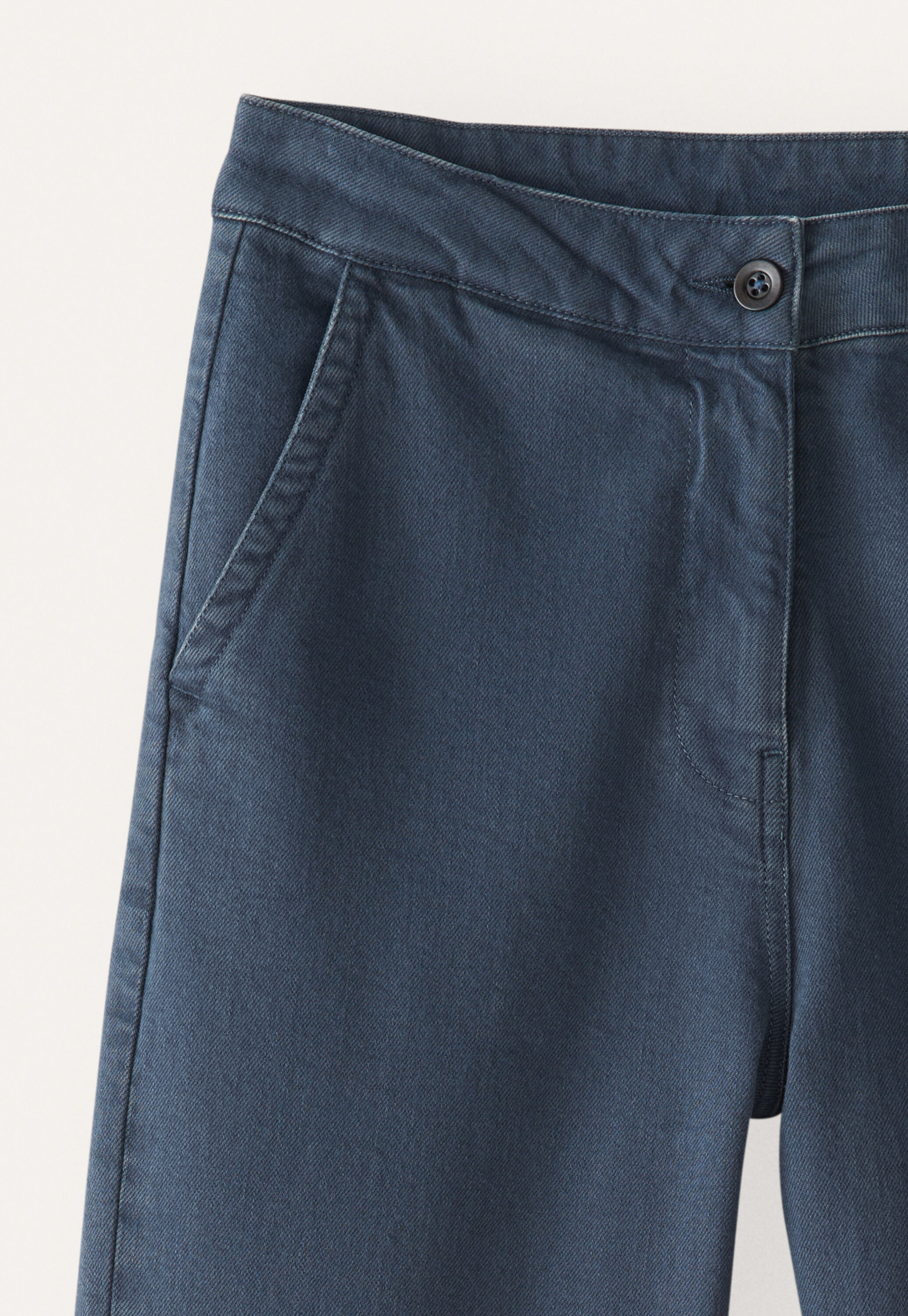 Schmal und k&uuml;rzer geschnittene Hose