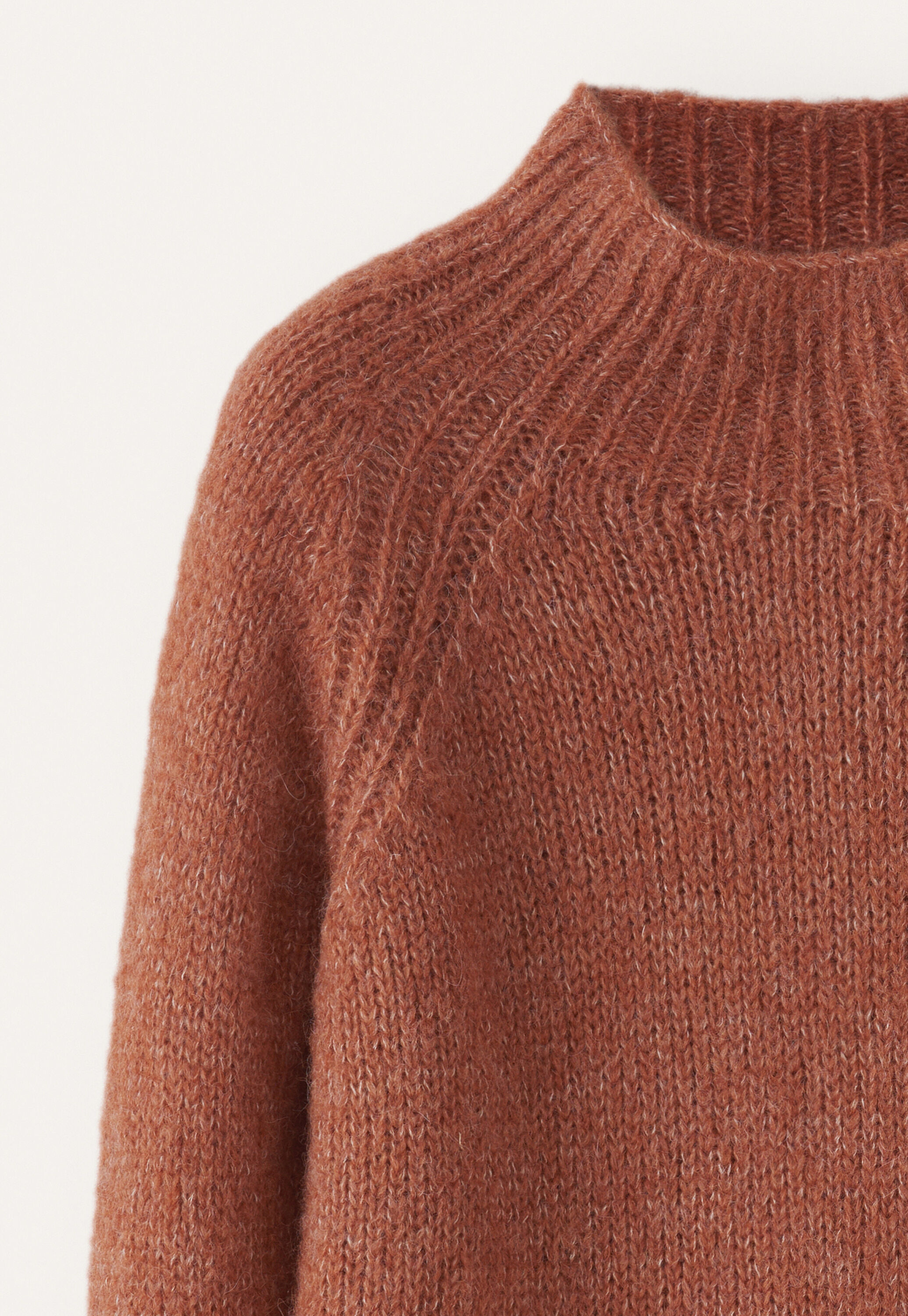 Raglanpullover mit Trichterkragen