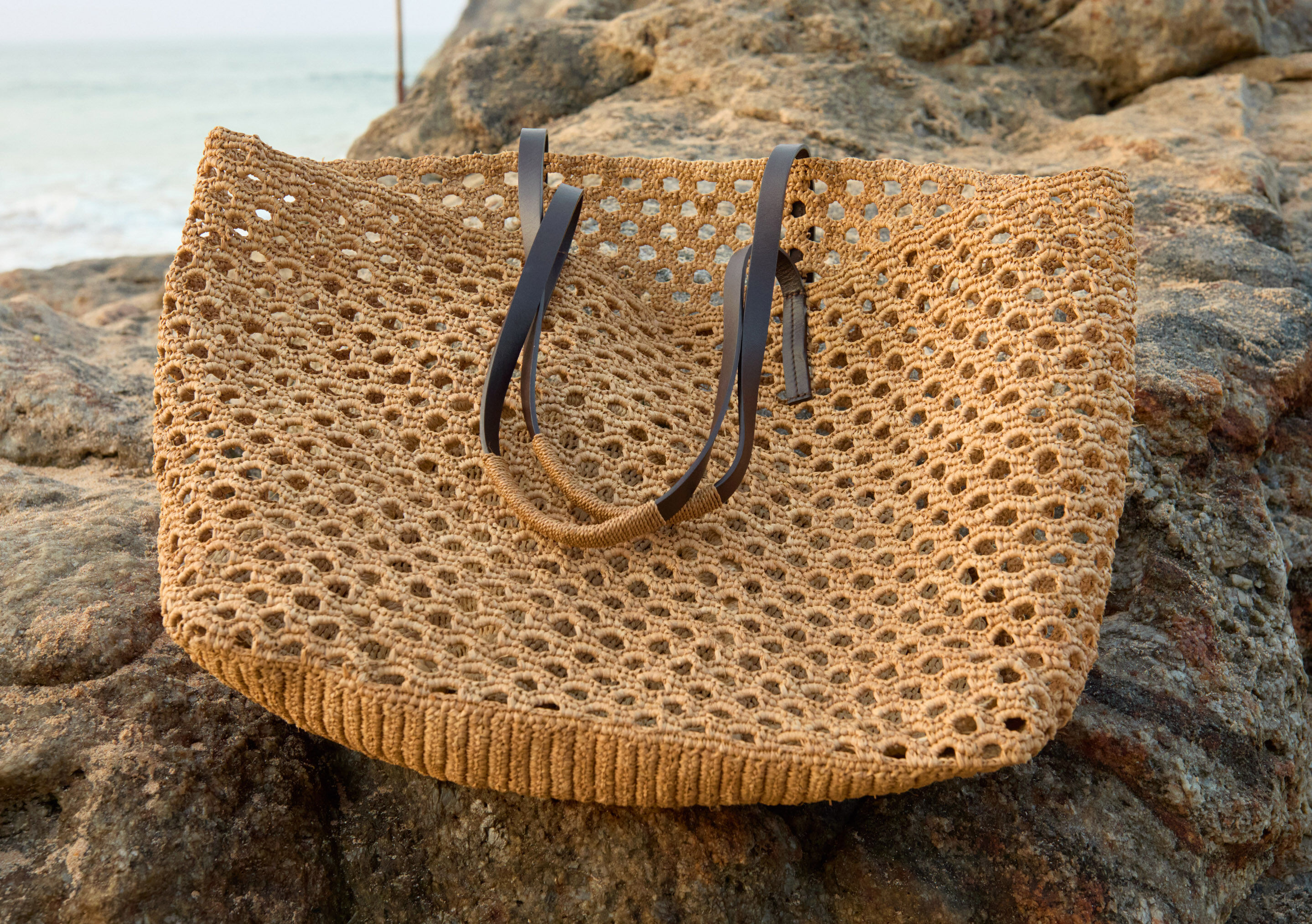 Geflochtene Tasche mit Lederriemen