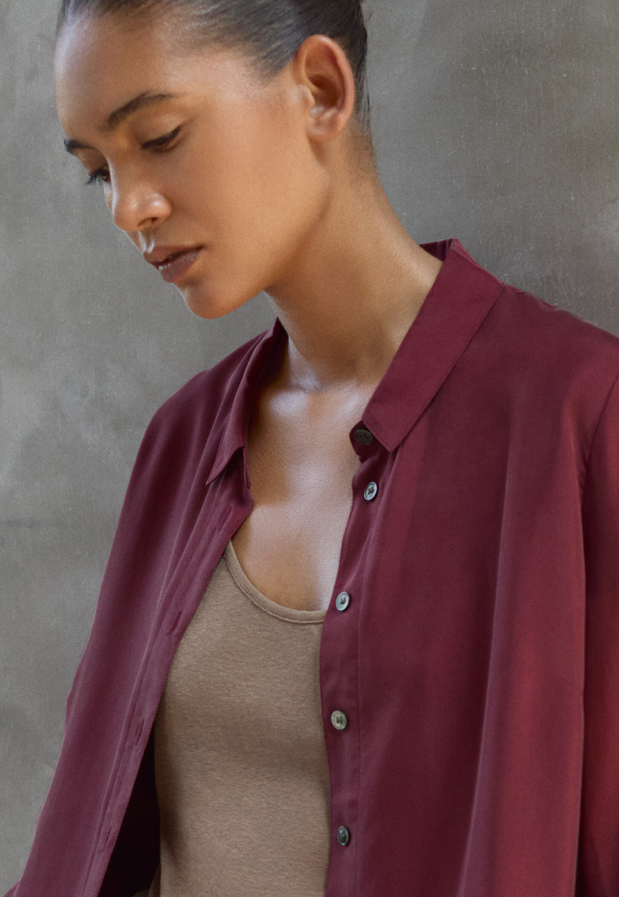 Bluse mit tiefen Seitenschlitzen