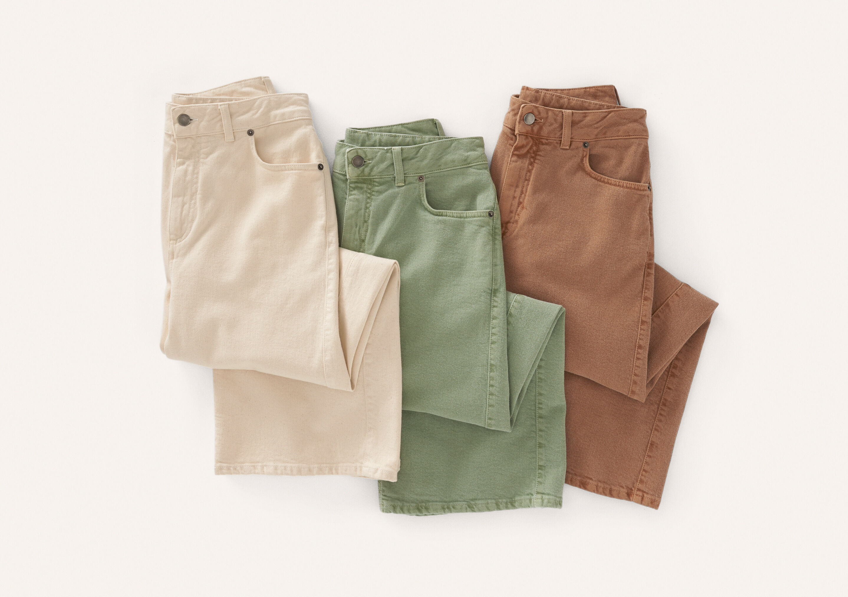 K&uuml;rzer geschnittene Jeans mit weitem Bein