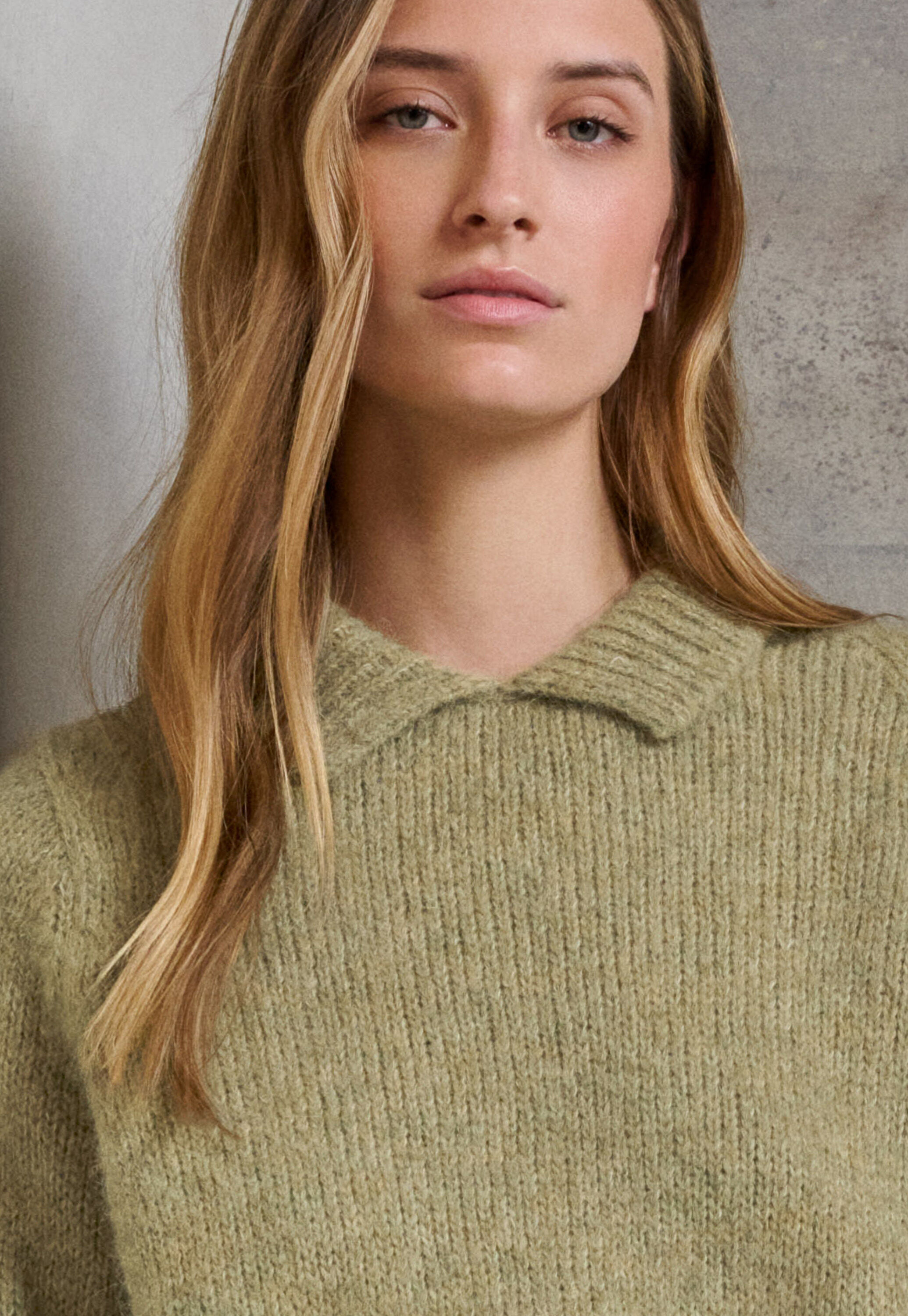 Pullover mit Kragen