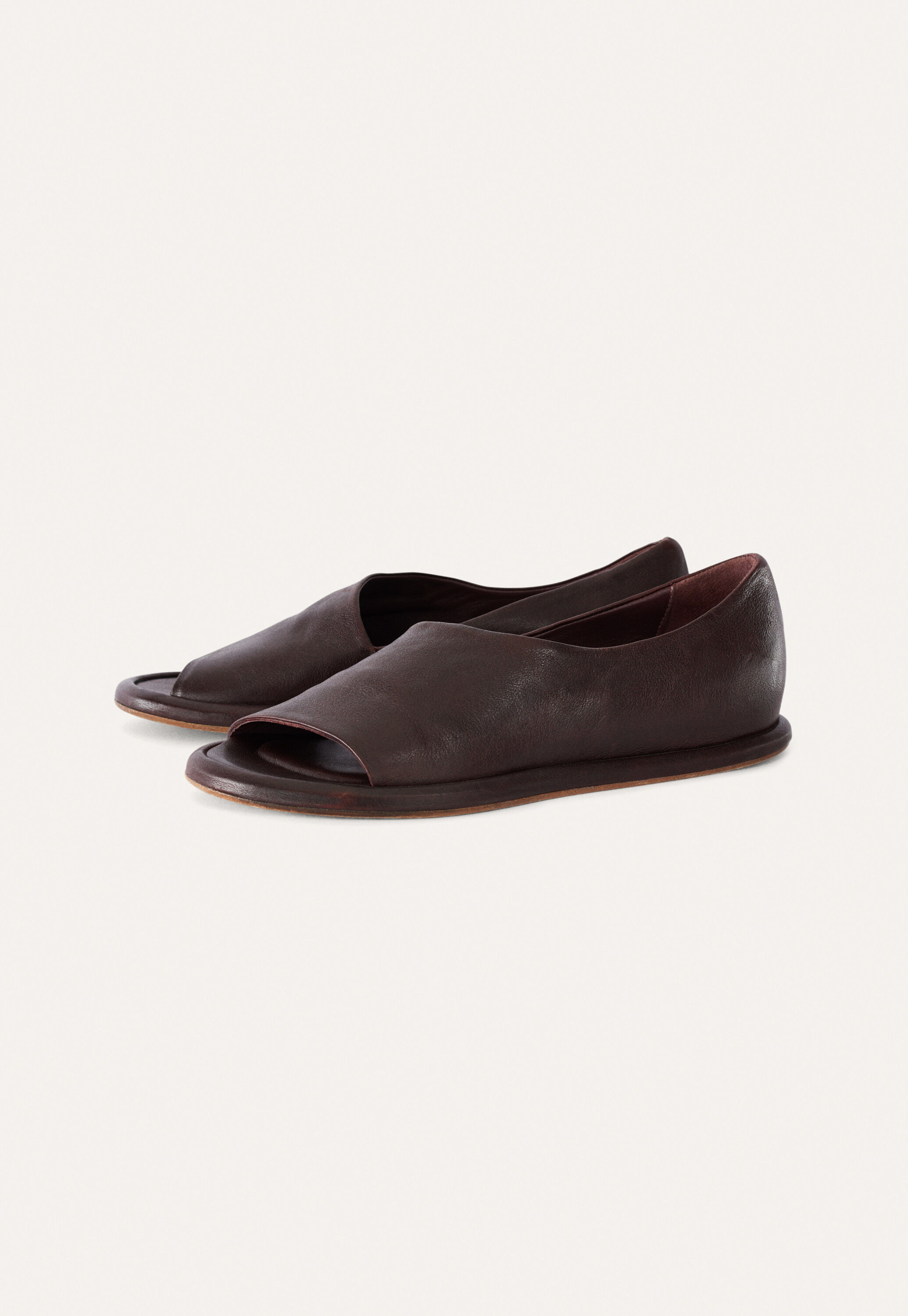 Schuh mit Aussparungen