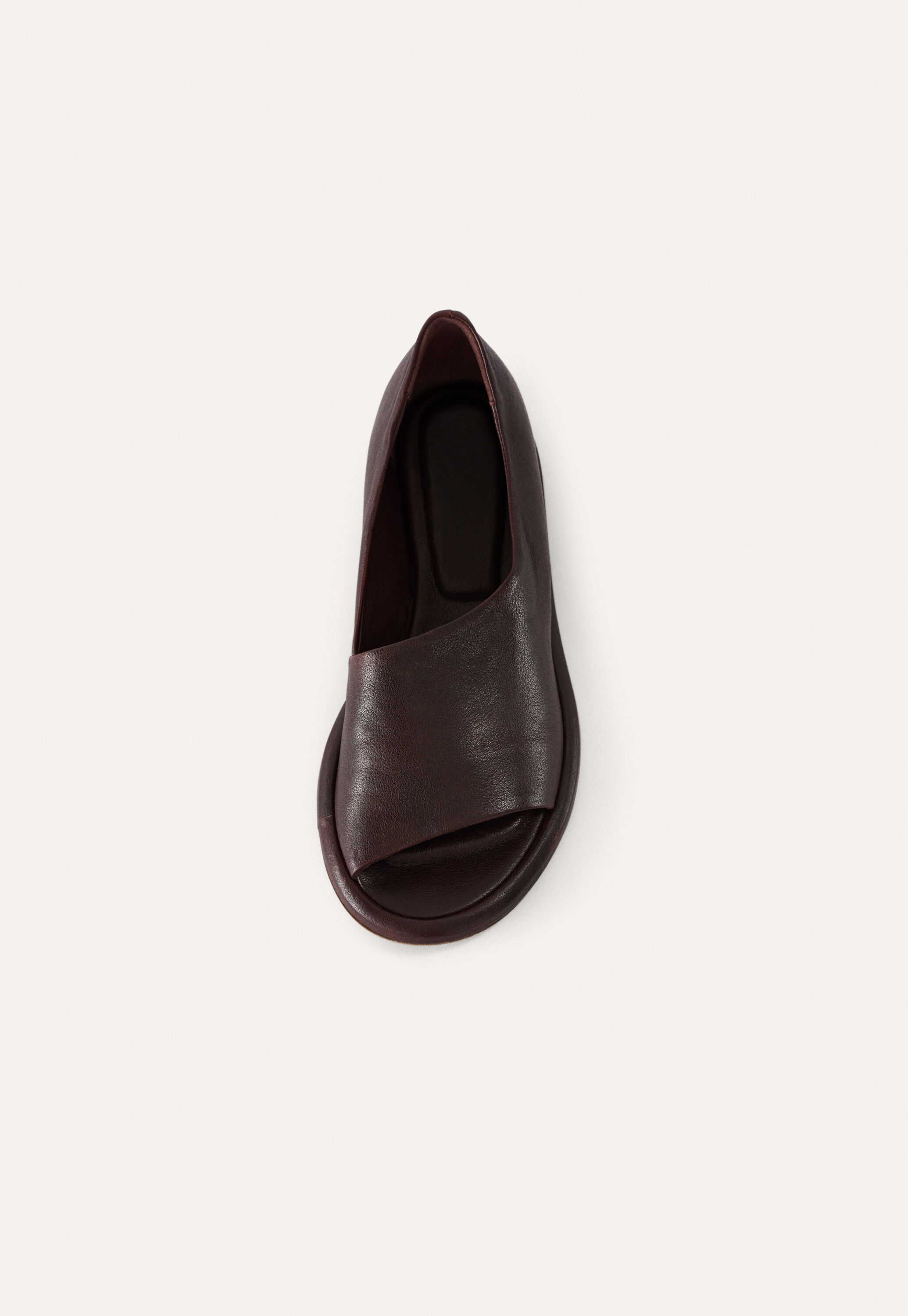 Schuh mit Aussparungen