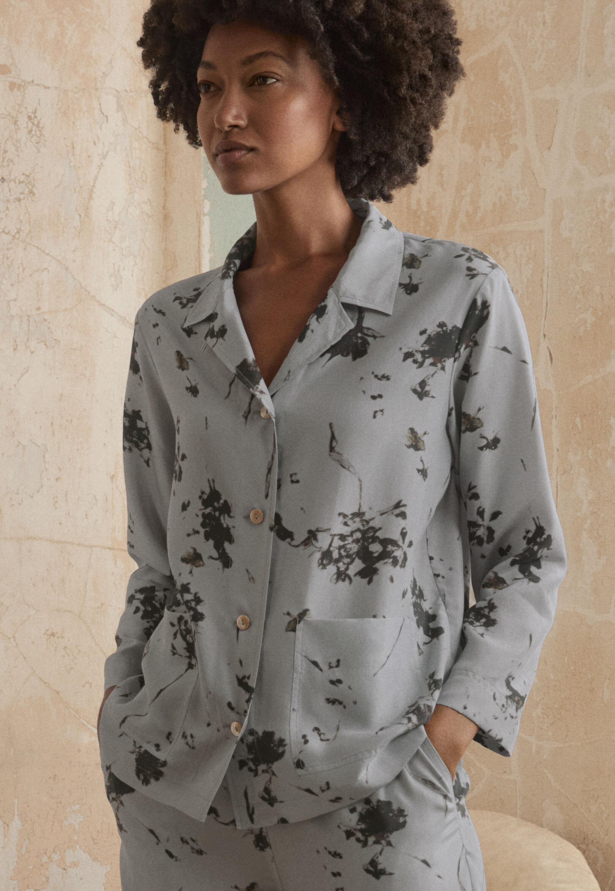 Bedruckter Seidenpyjama