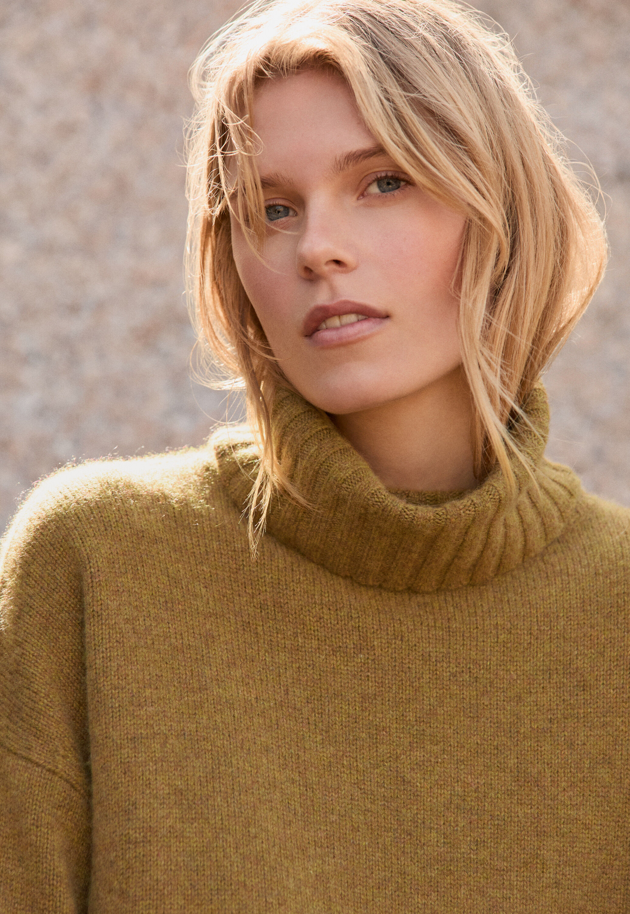 Pullover mit Trichterkragen