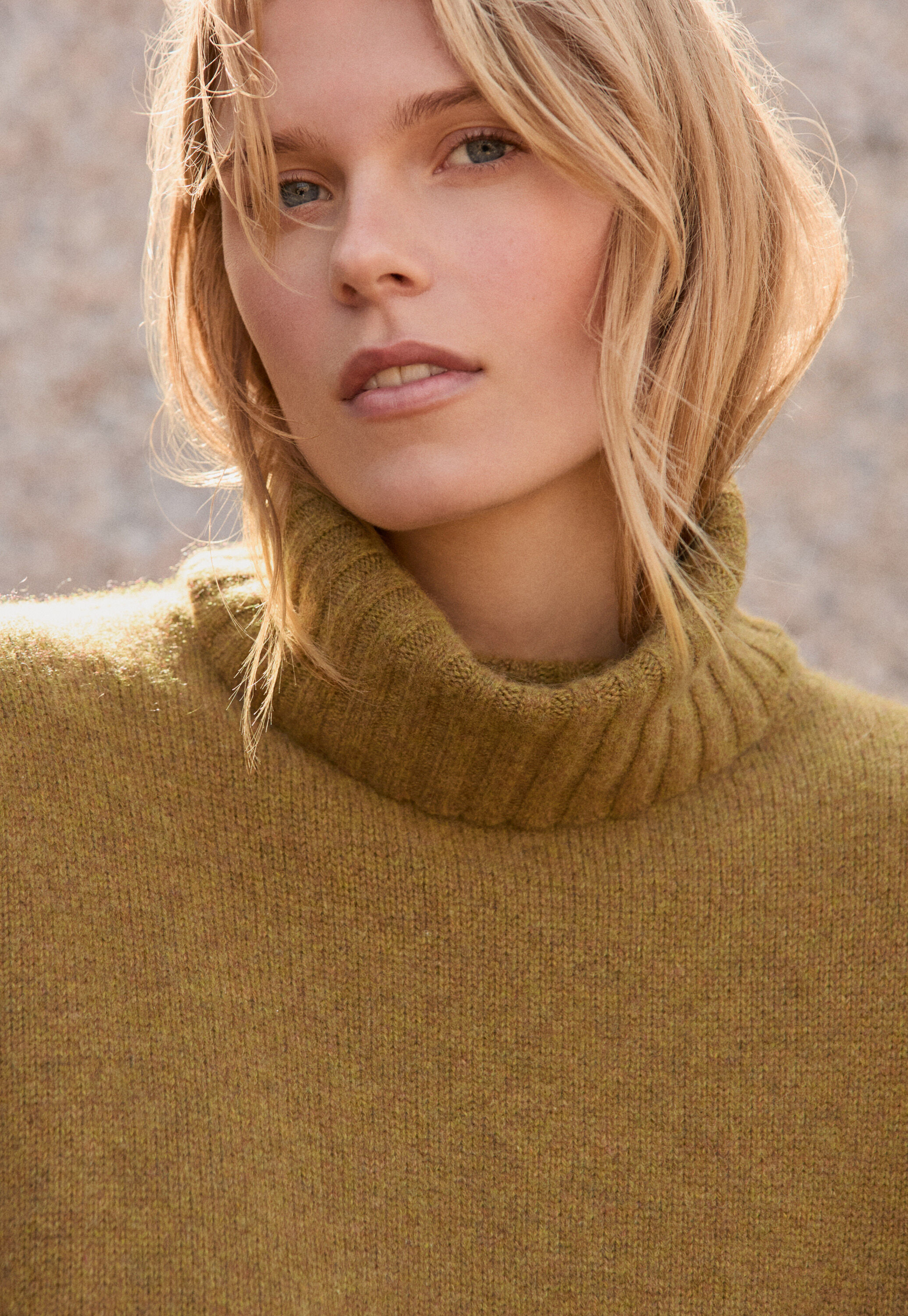 Pullover mit Trichterkragen