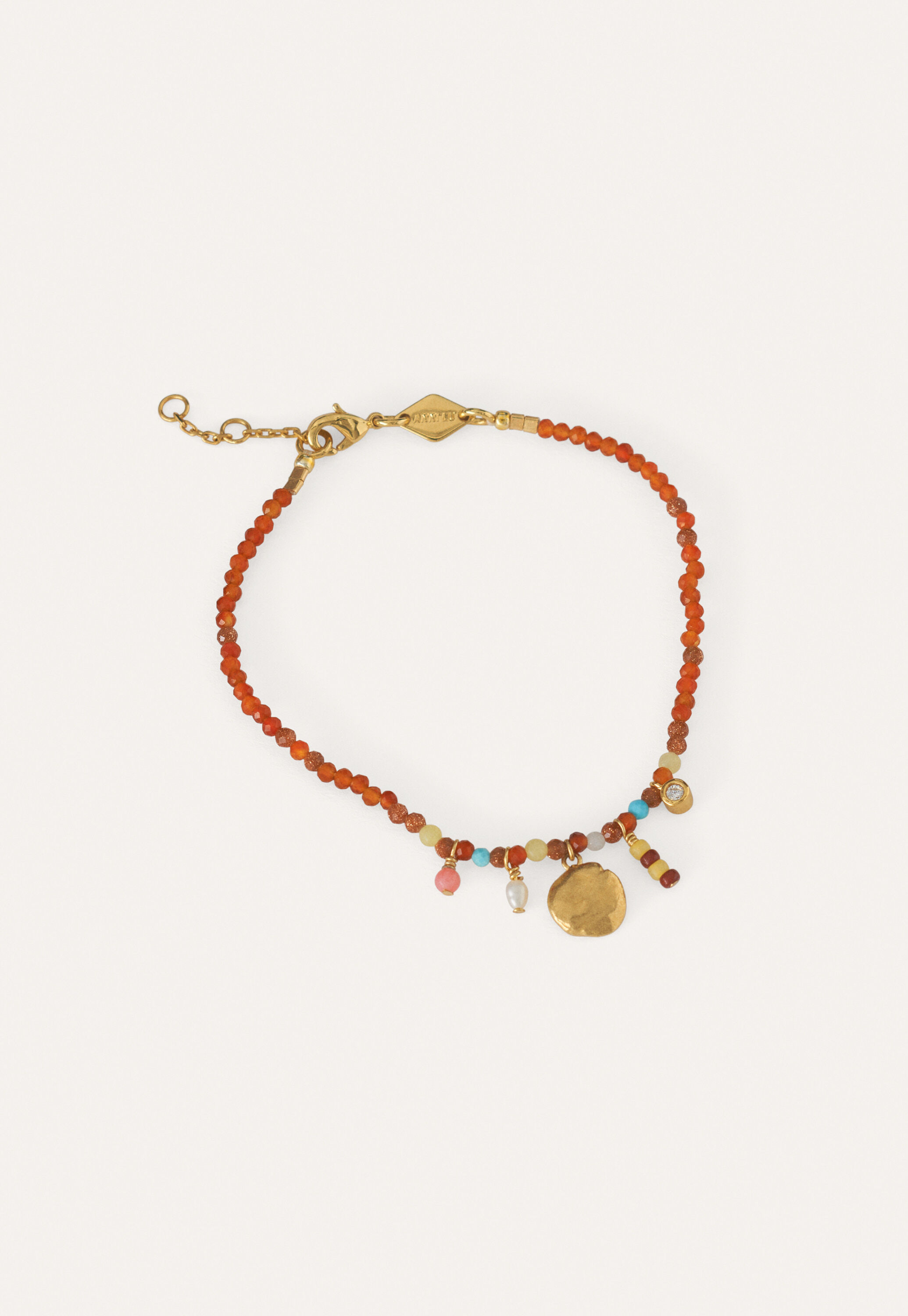 Armband aus roten Perlen