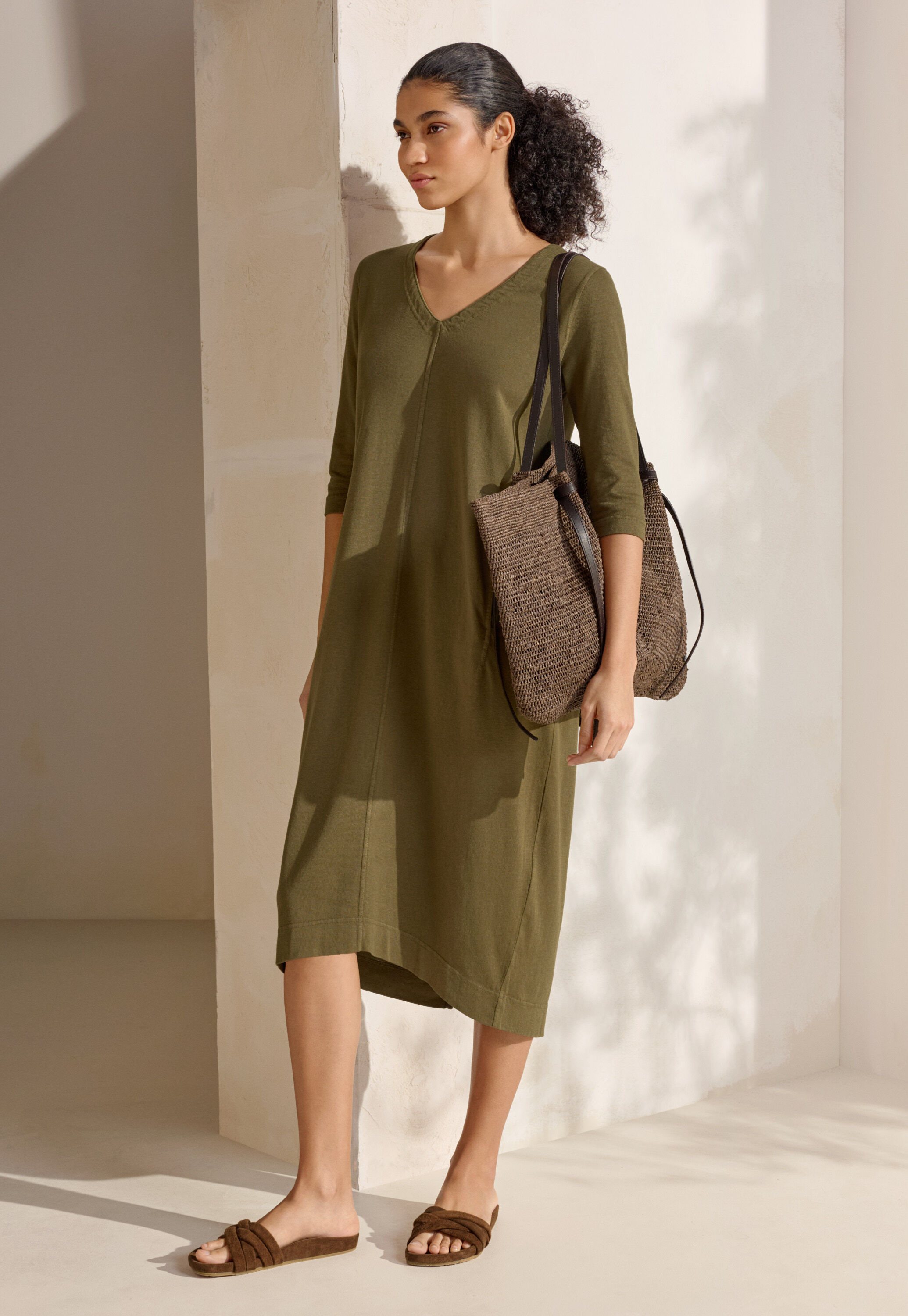 Kleid mit V-Ausschnitt