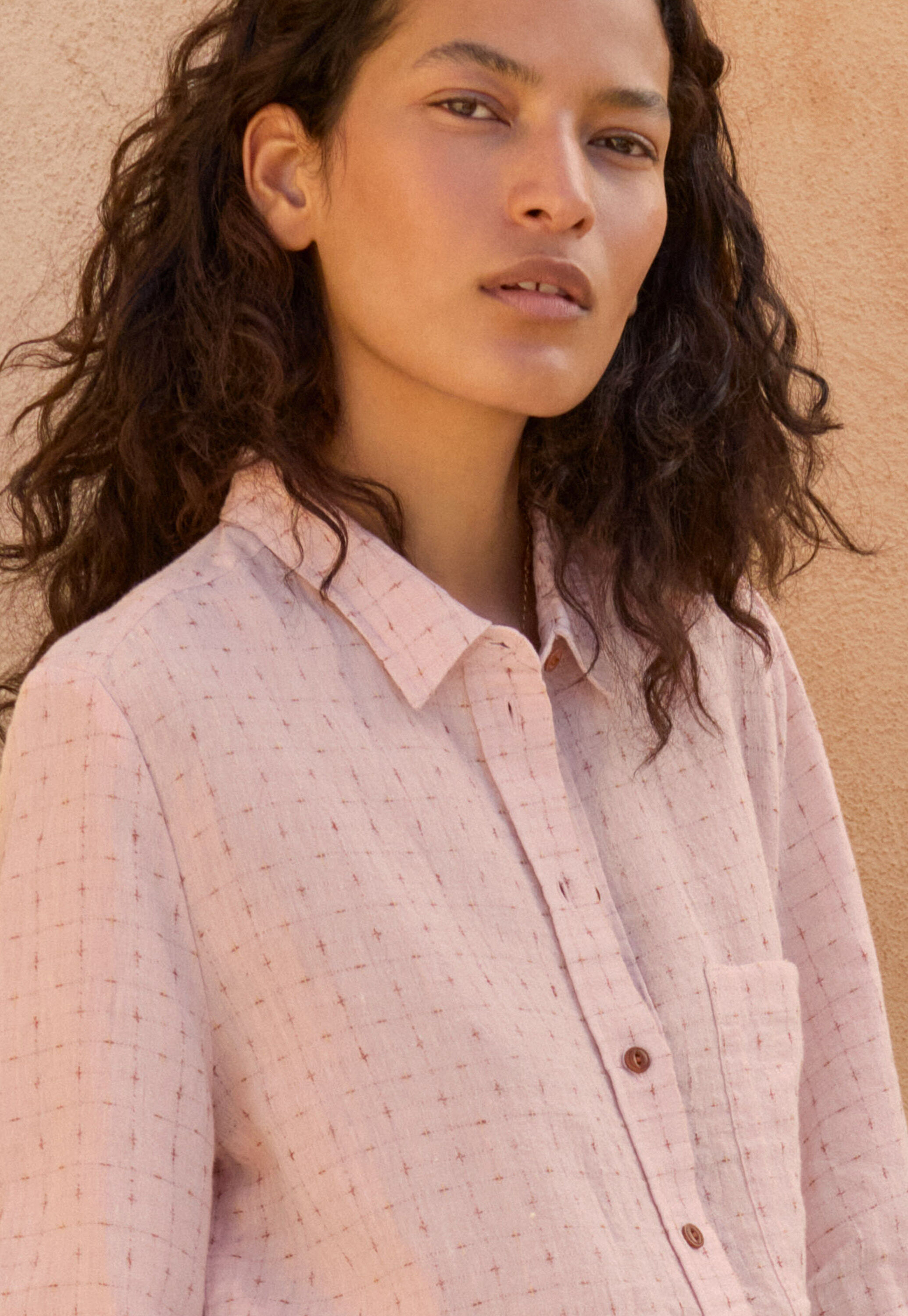Bluse mit eingewebtem Kreuzmuster