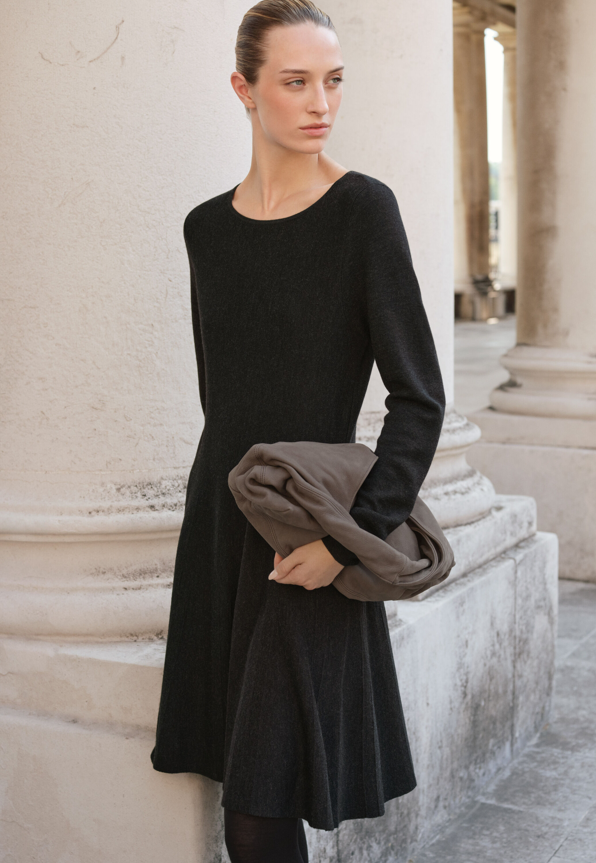 Ausgestelltes Strickkleid
