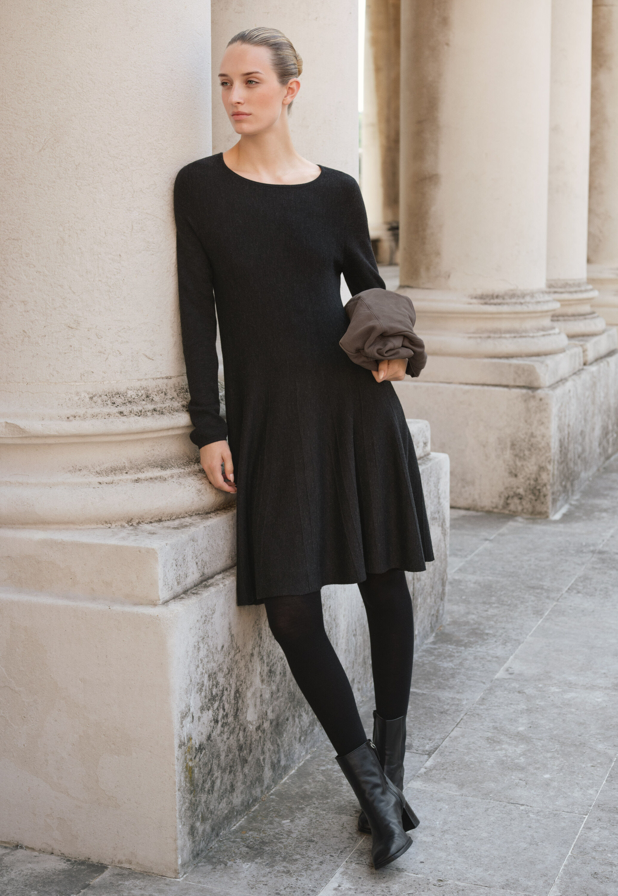 Ausgestelltes Strickkleid, Gewaschenes Schwarz, large