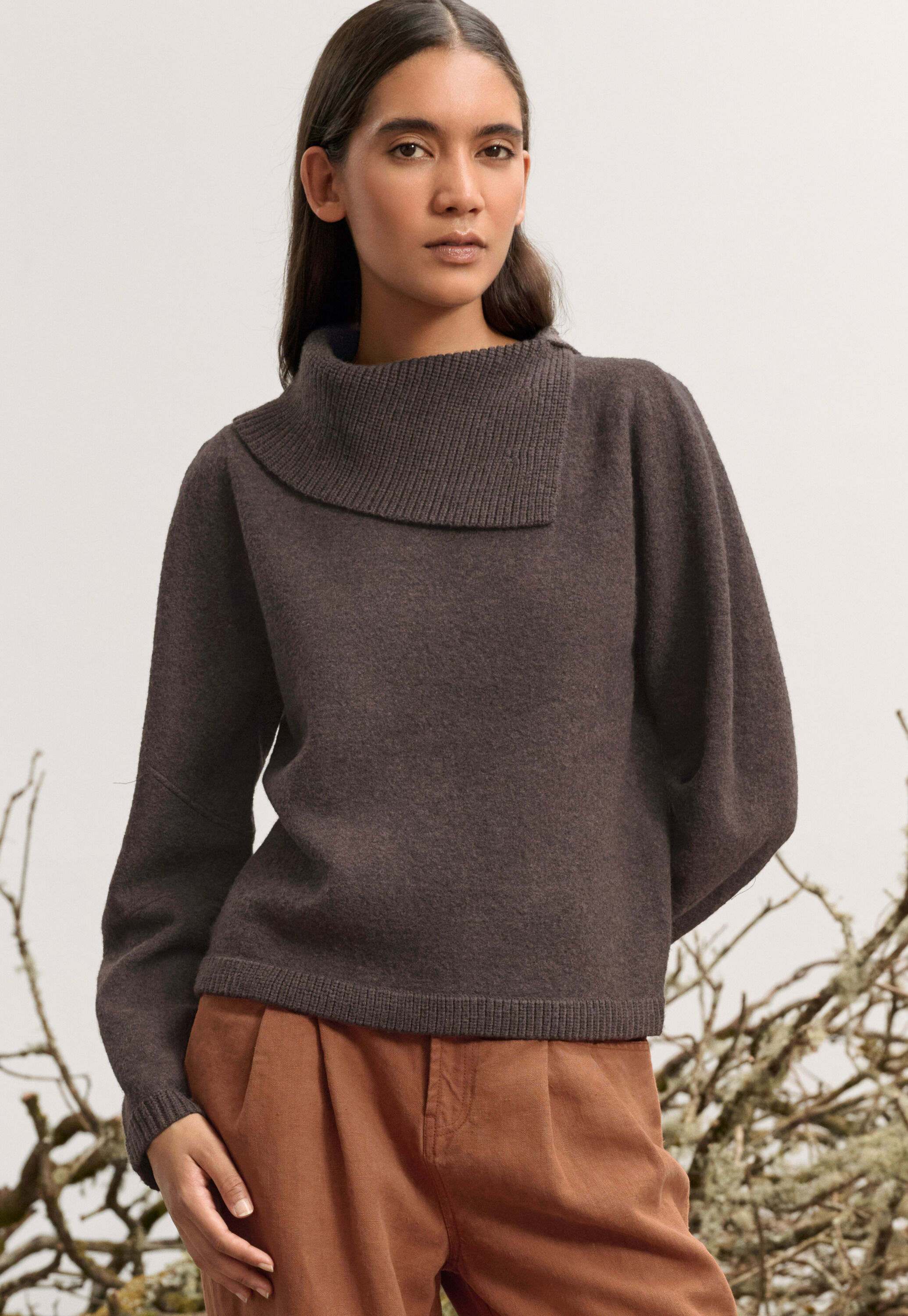 Pullover mit Schlitzkragen, Dunkelbraun, large