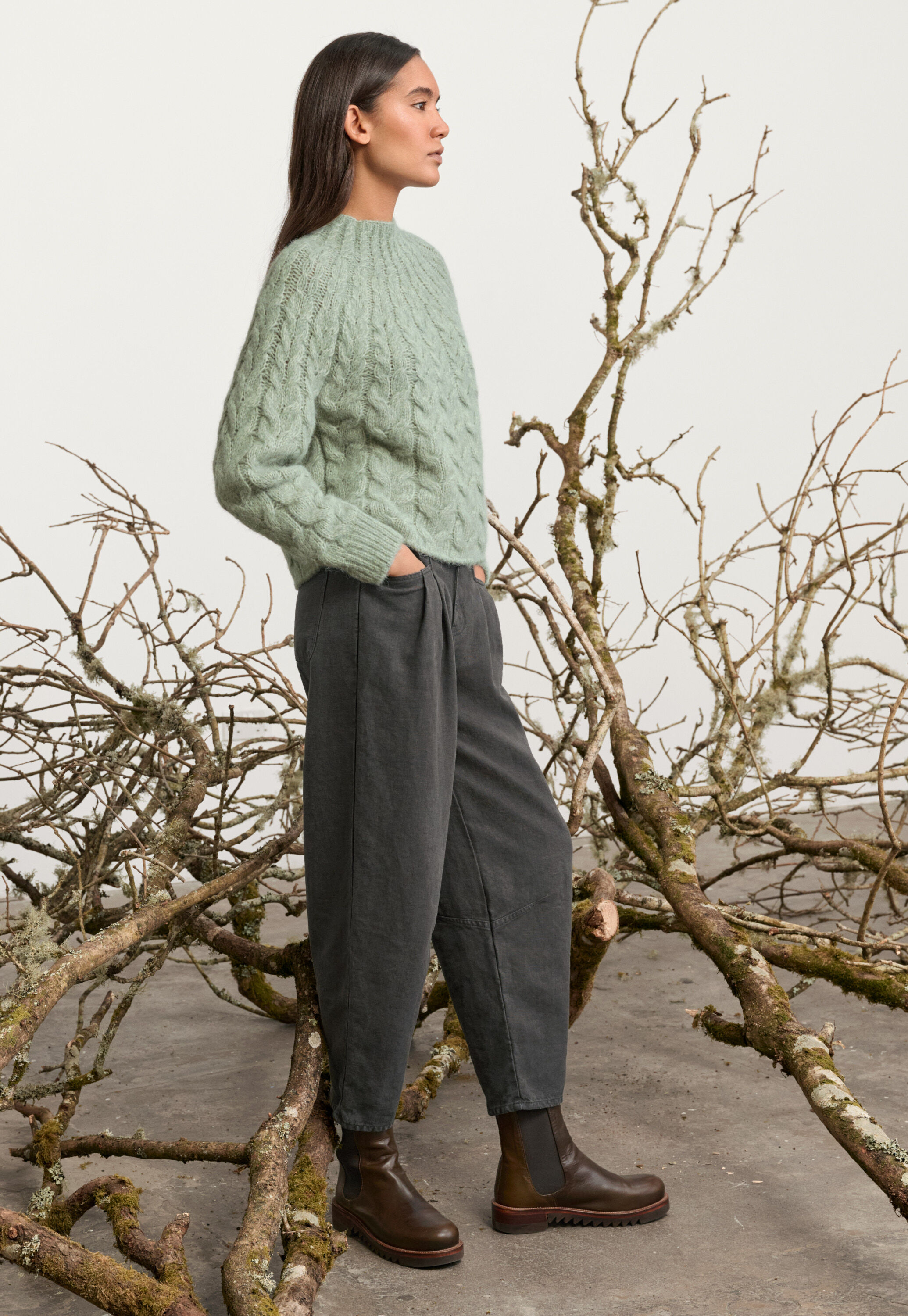 Schmal zulaufende Hose, Kohlschwarz, large
