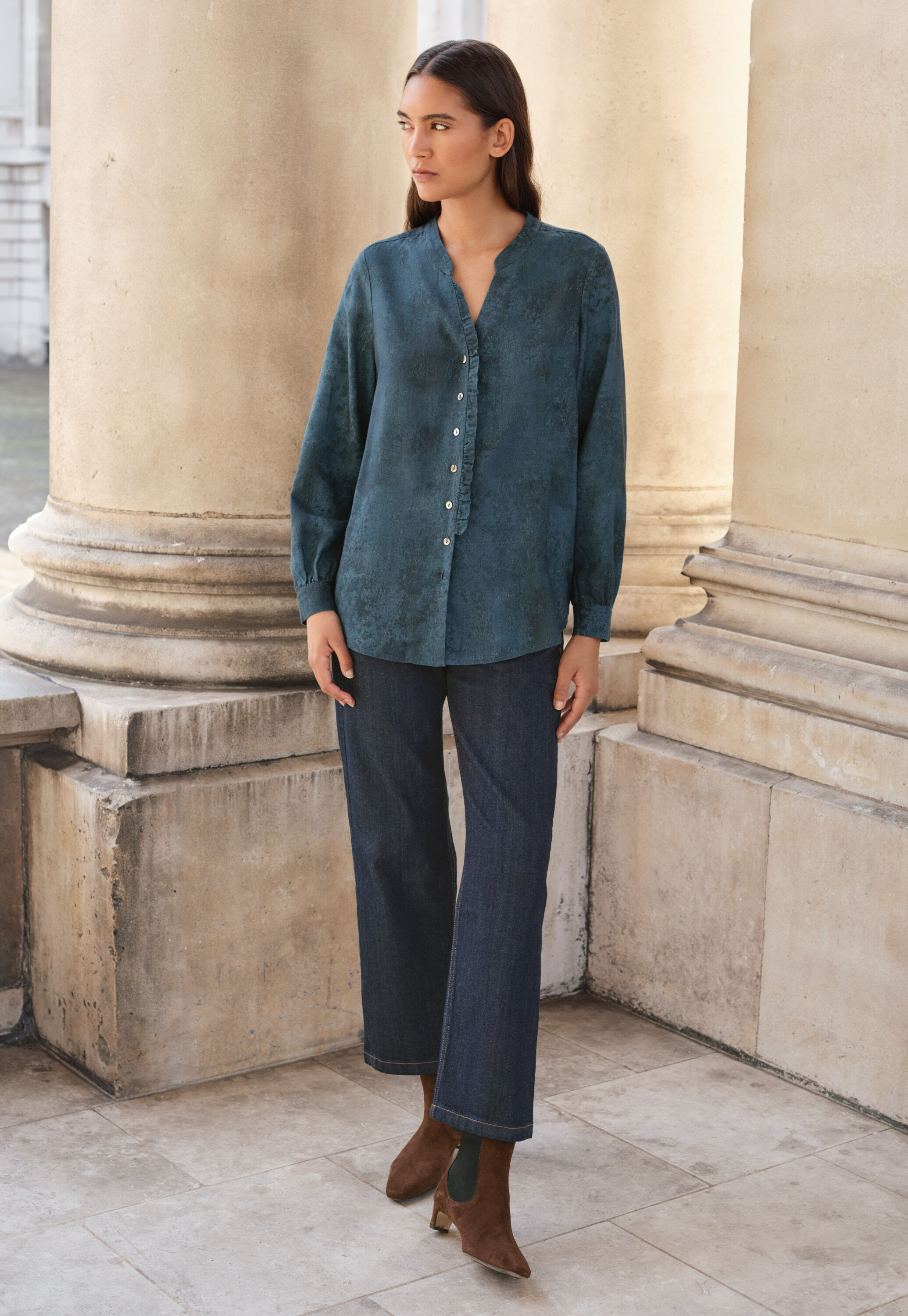 Bluse mit R&uuml;schendetail, Ozeanblau, large
