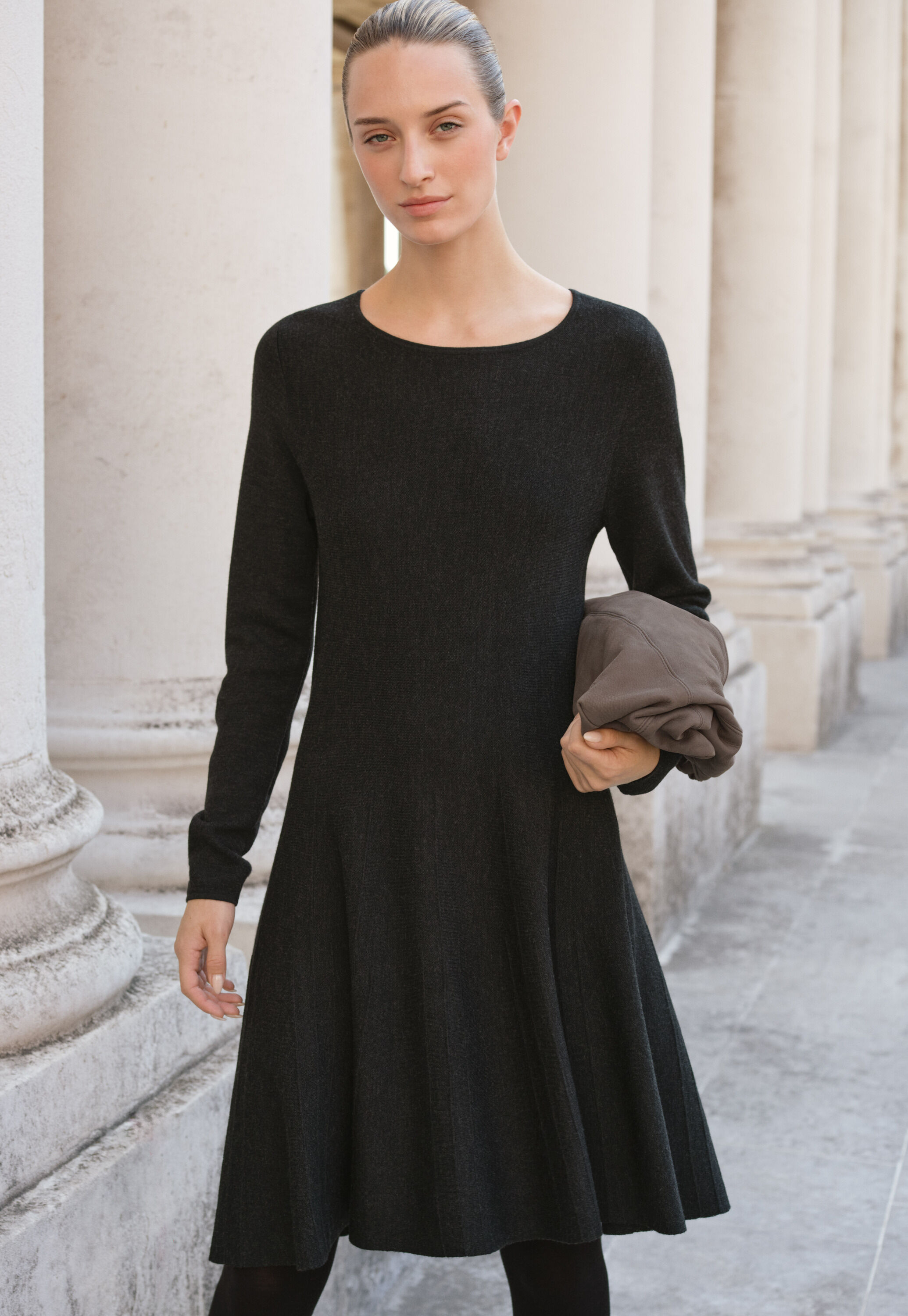 Ausgestelltes Strickkleid, Gewaschenes Schwarz, large