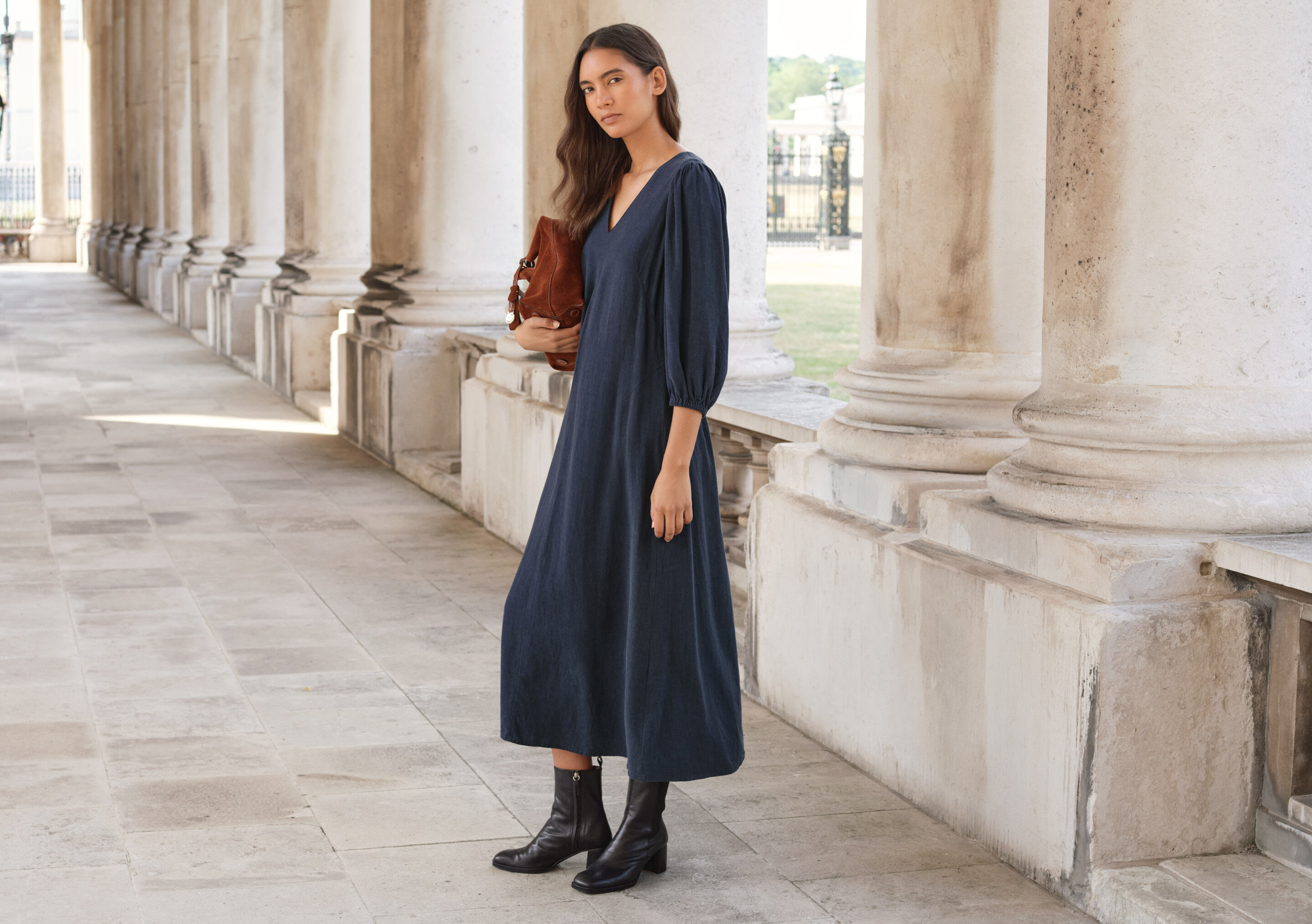 Langes Kleid mit V-Ausschnitt