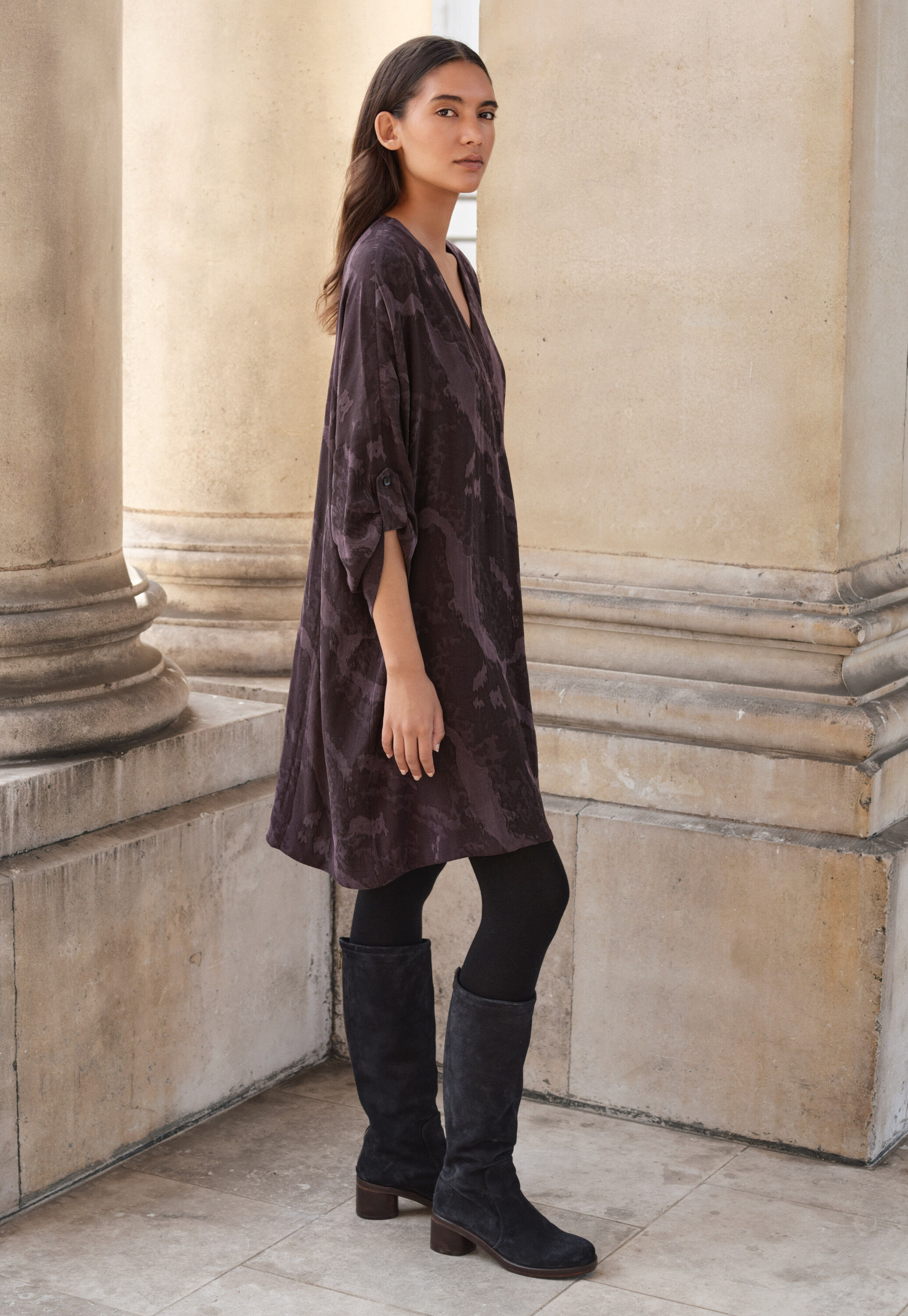 Jacquardkleid mit V-Ausschnitt, Aubergine, large