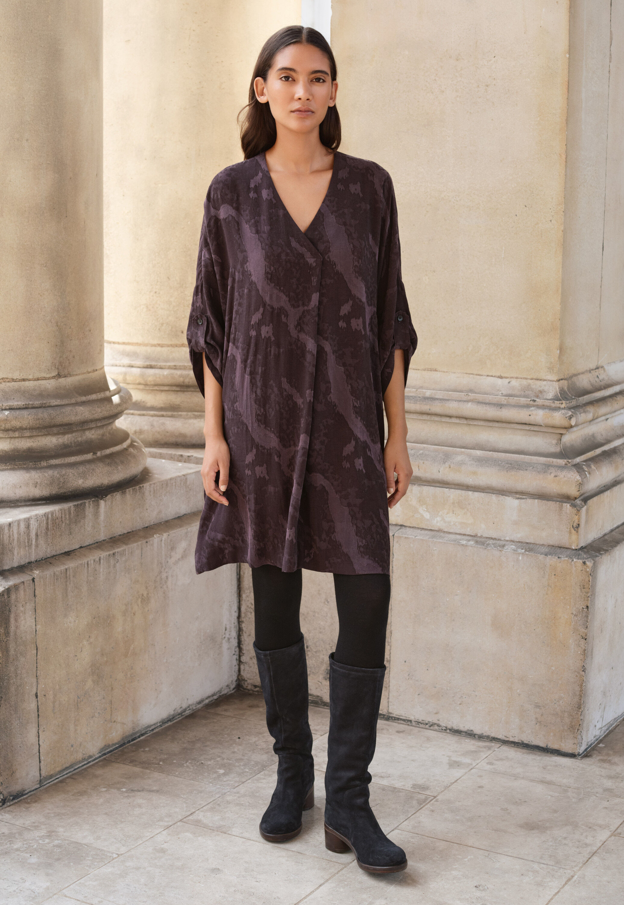 Jacquardkleid mit V-Ausschnitt, Aubergine, large